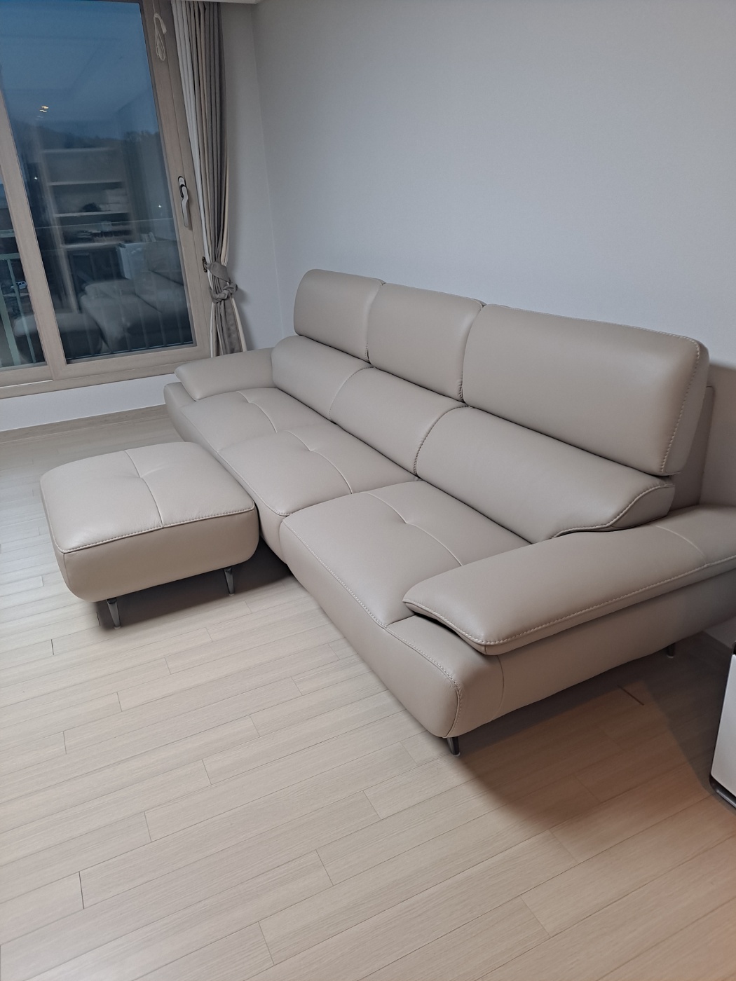 Sofa JASMINE - Sofa Da Phòng Khách Dáng Băng Dáng Thuyền Hoa Nở Rộ