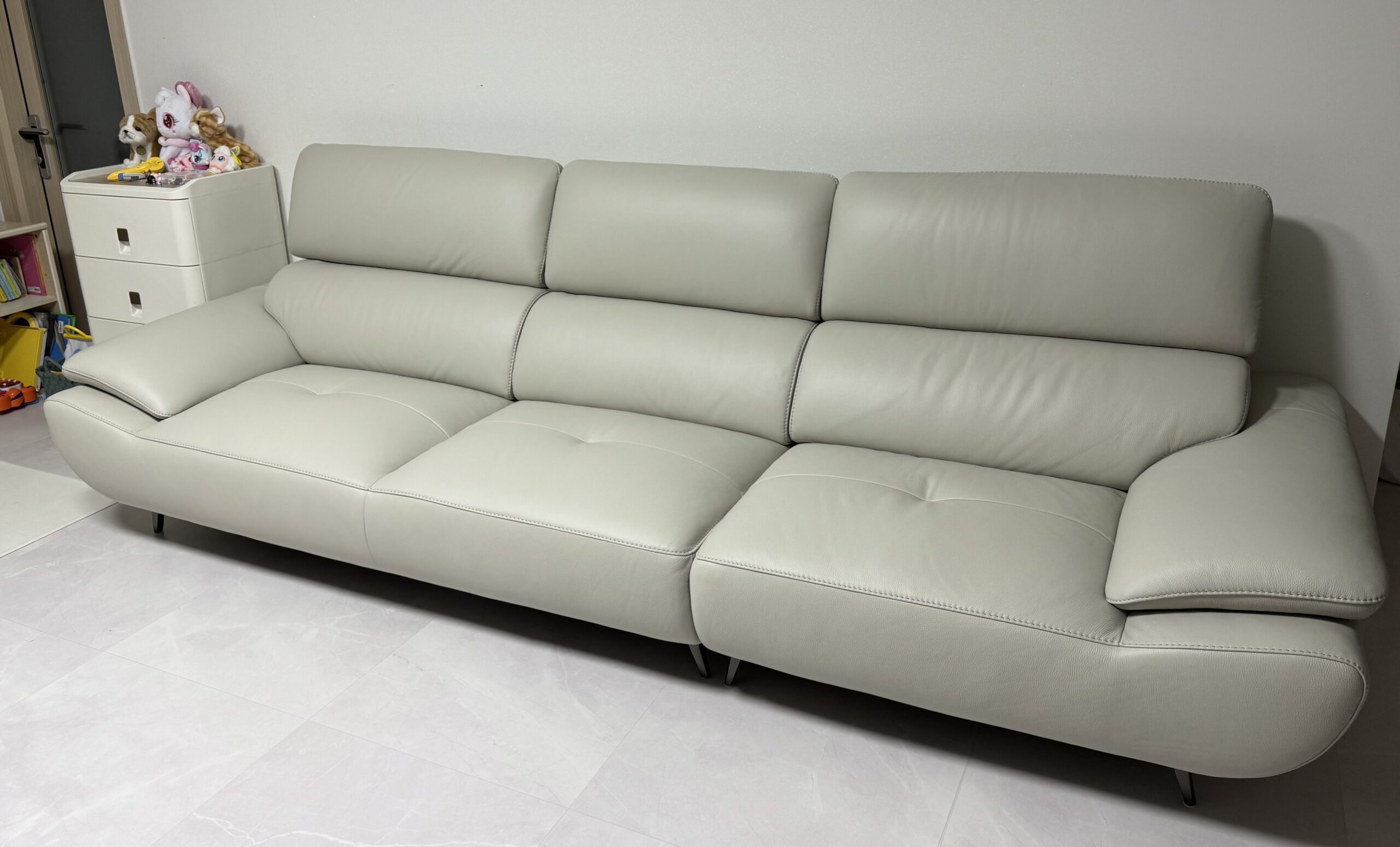 Sofa JASMINE - Sofa Da Phòng Khách Dáng Băng Dáng Thuyền Hoa Nở Rộ