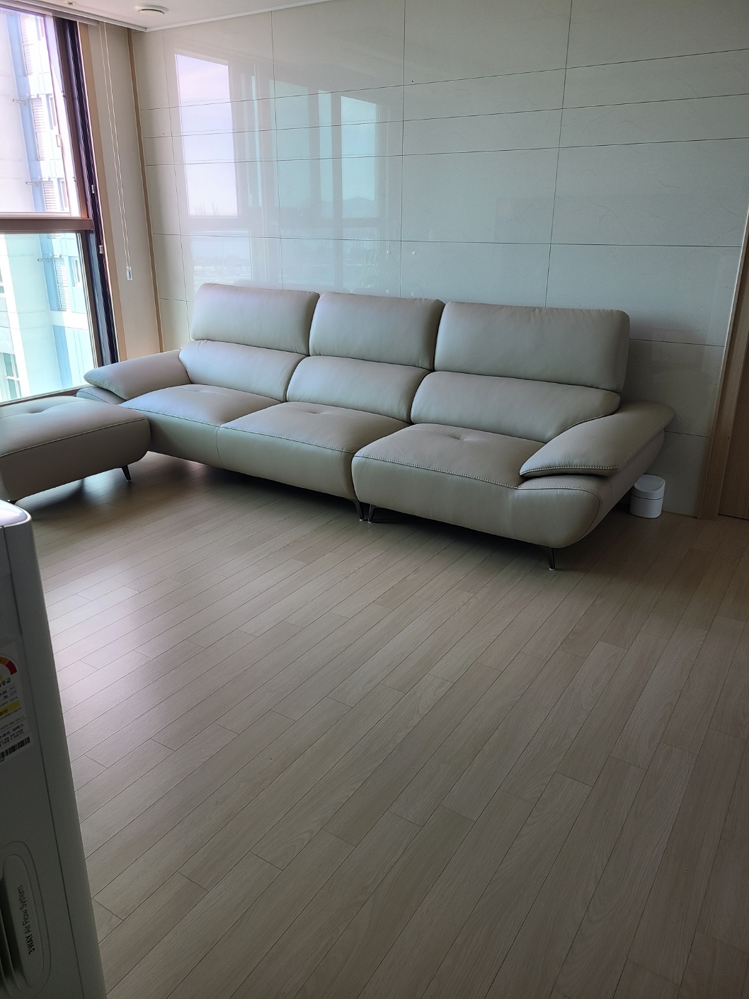 Sofa JASMINE - Sofa Da Phòng Khách Dáng Băng Dáng Thuyền Hoa Nở Rộ
