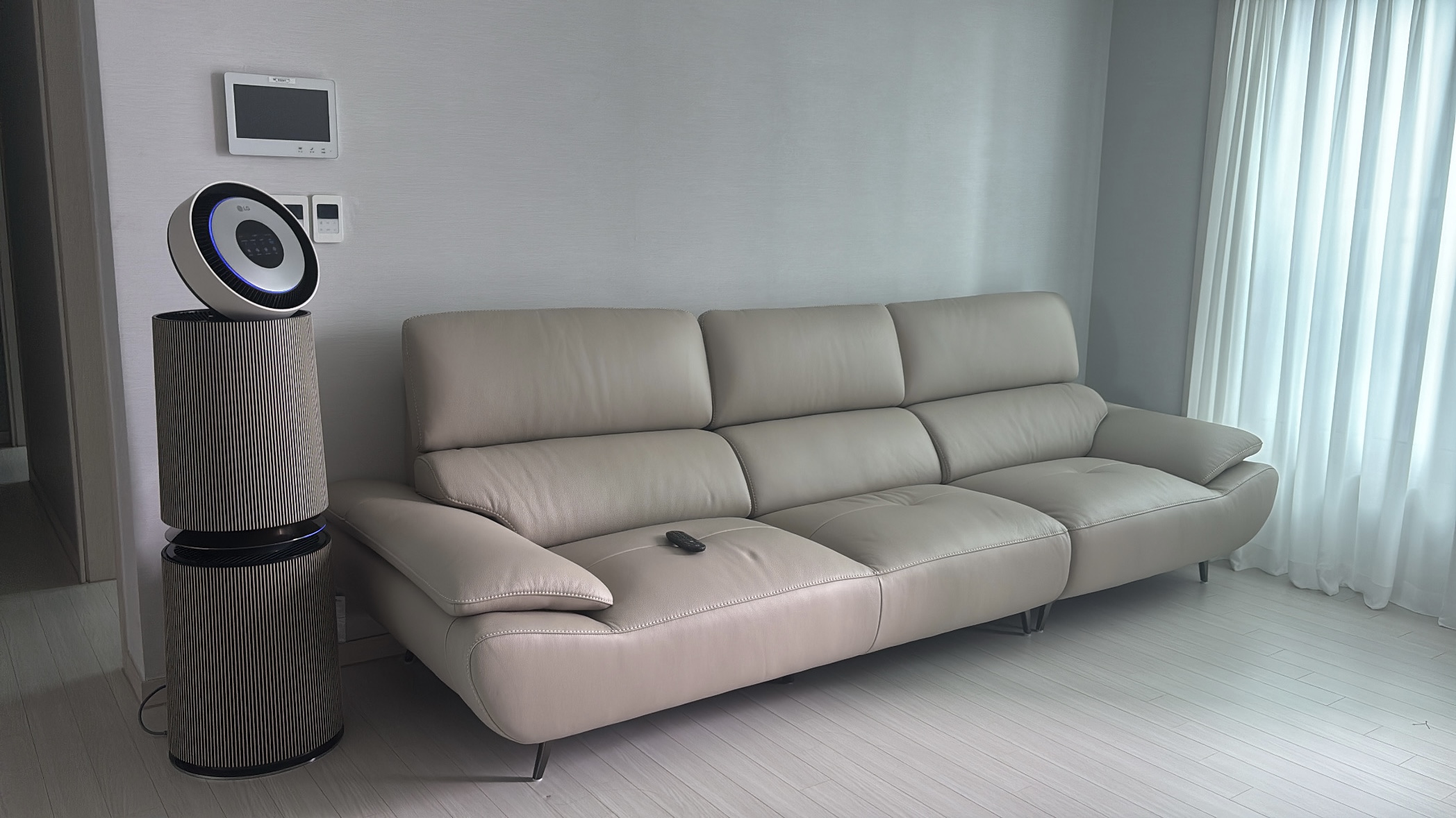 Sofa JASMINE - Sofa Da Phòng Khách Dáng Băng Dáng Thuyền Hoa Nở Rộ