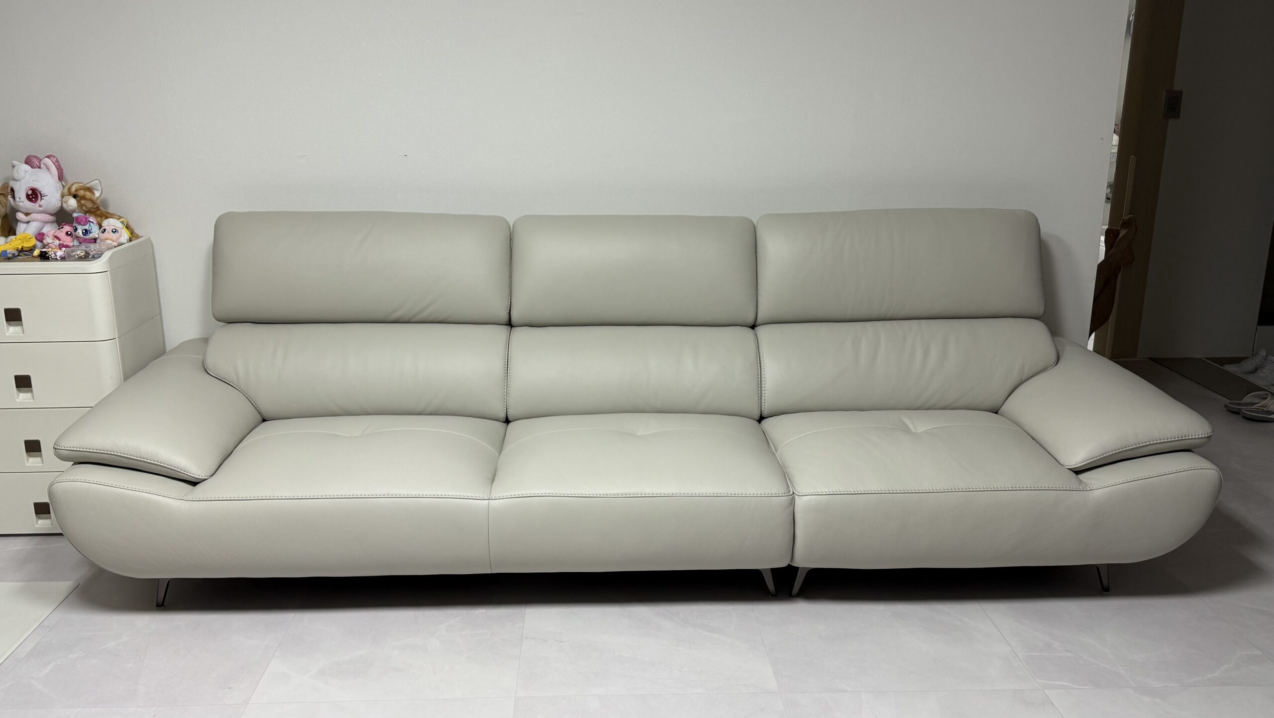 Sofa JASMINE - Sofa Da Phòng Khách Dáng Băng Dáng Thuyền Hoa Nở Rộ