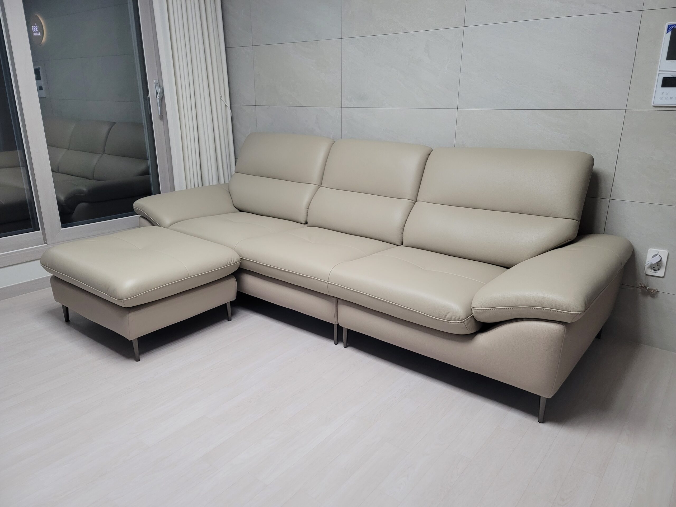Sofa LIORA – Sofa Băng Hiện Đại Bọc Da Thiết Kế Đệm Lưng Êm Ái