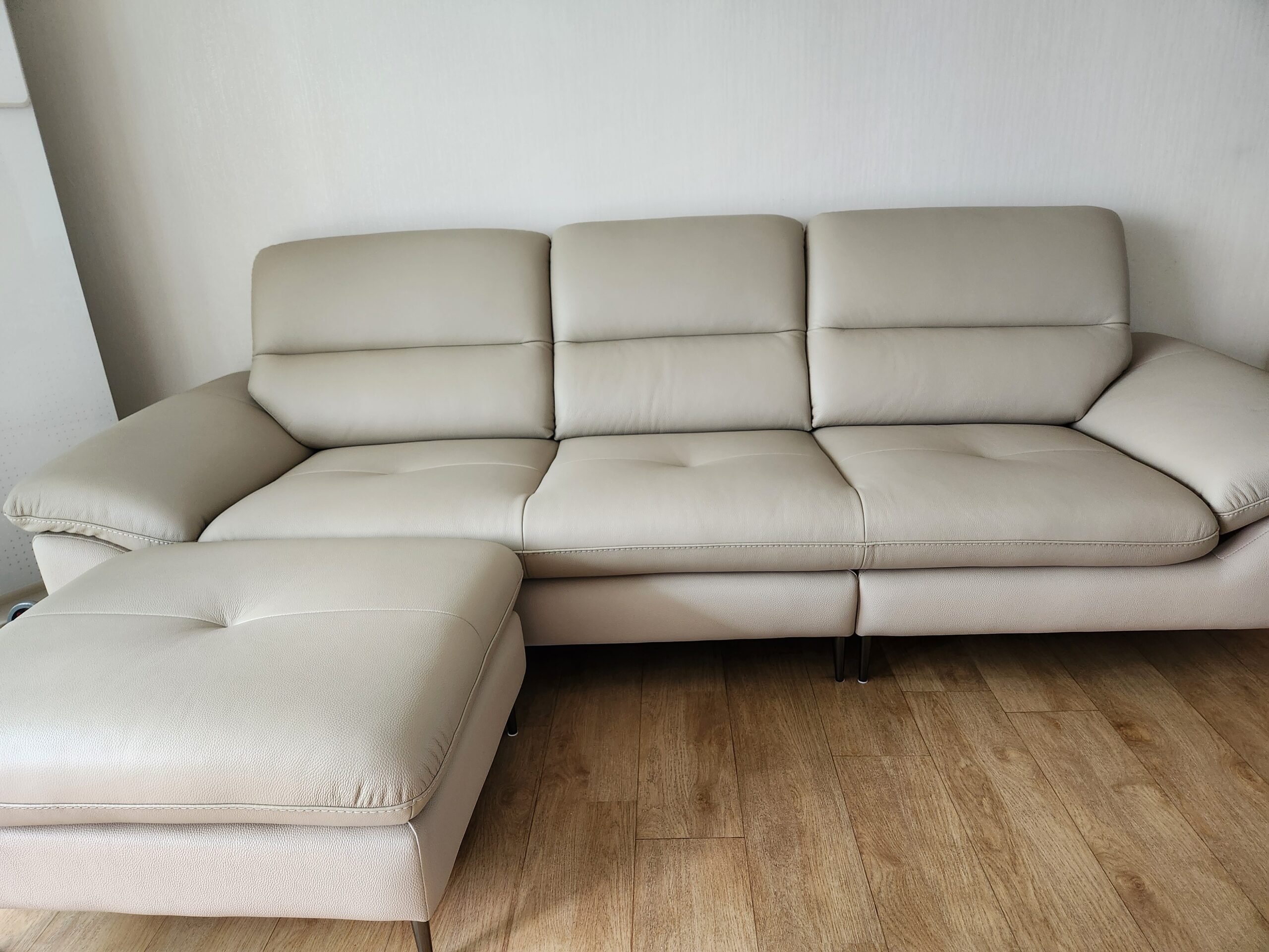 Sofa LIORA – Sofa Băng Hiện Đại Bọc Da Thiết Kế Đệm Lưng Êm Ái