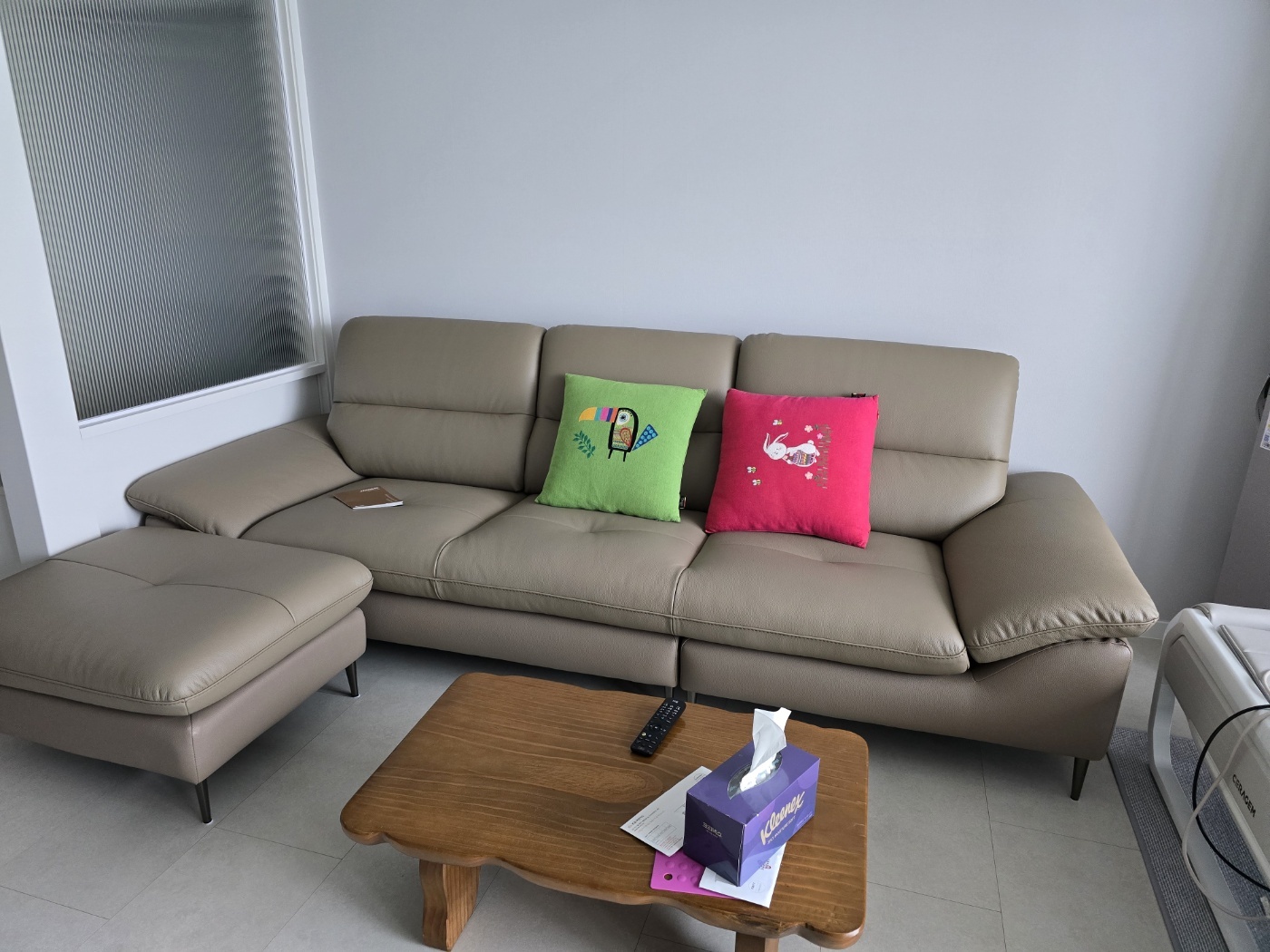 Sofa LIORA – Sofa Băng Hiện Đại Bọc Da Thiết Kế Đệm Lưng Êm Ái