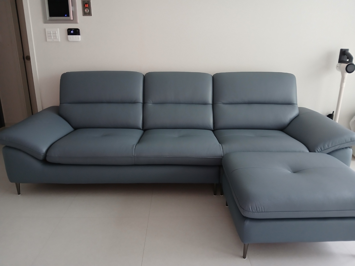 Sofa LIORA – Sofa Băng Hiện Đại Bọc Da Thiết Kế Đệm Lưng Êm Ái