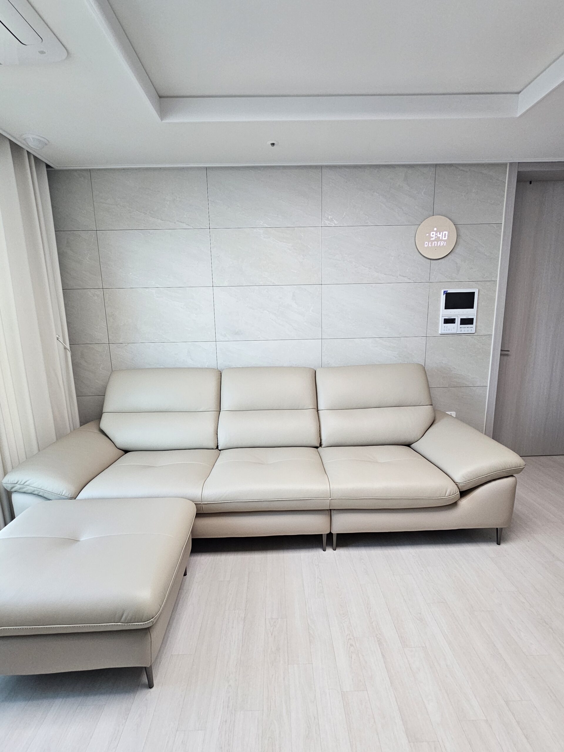 Sofa LIORA – Sofa Băng Hiện Đại Bọc Da Thiết Kế Đệm Lưng Êm Ái