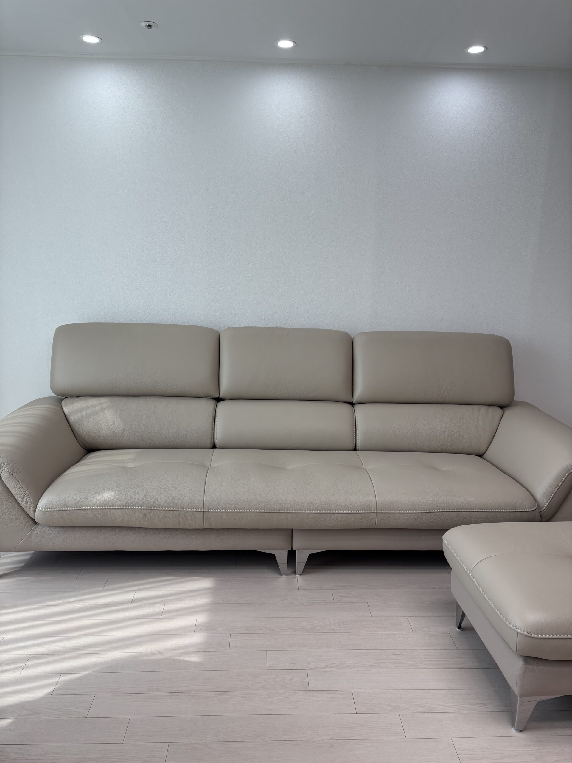 Sofa LOVYN - Sofa Băng Bọc Da Đây Yêu Thương Cho Phòng Khách