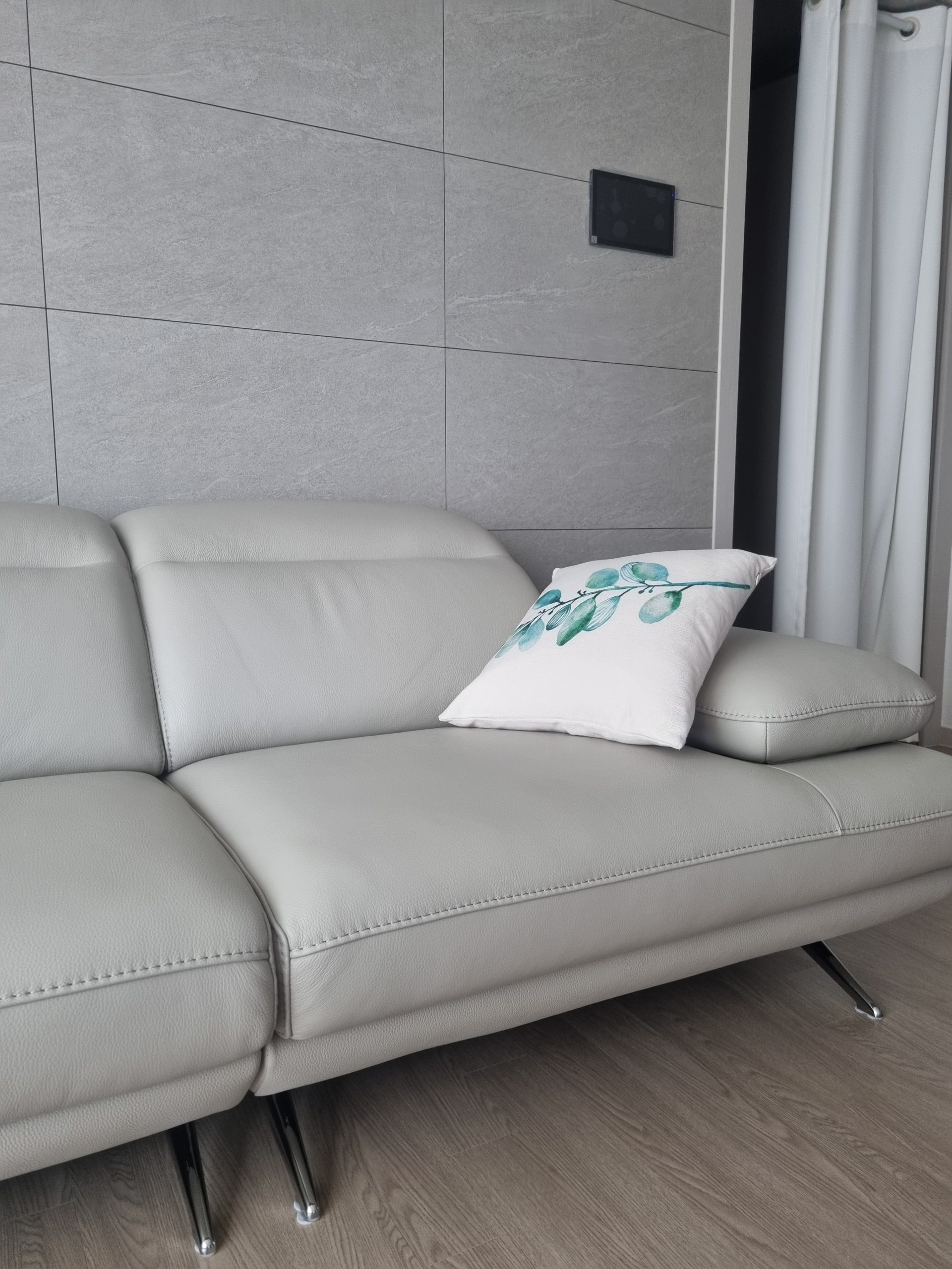 Sofa LUXREST – Sofa Da Dáng Văng Nghỉ Ngơi Êm Ái Cho Không Gian Sống Hiện Đại 