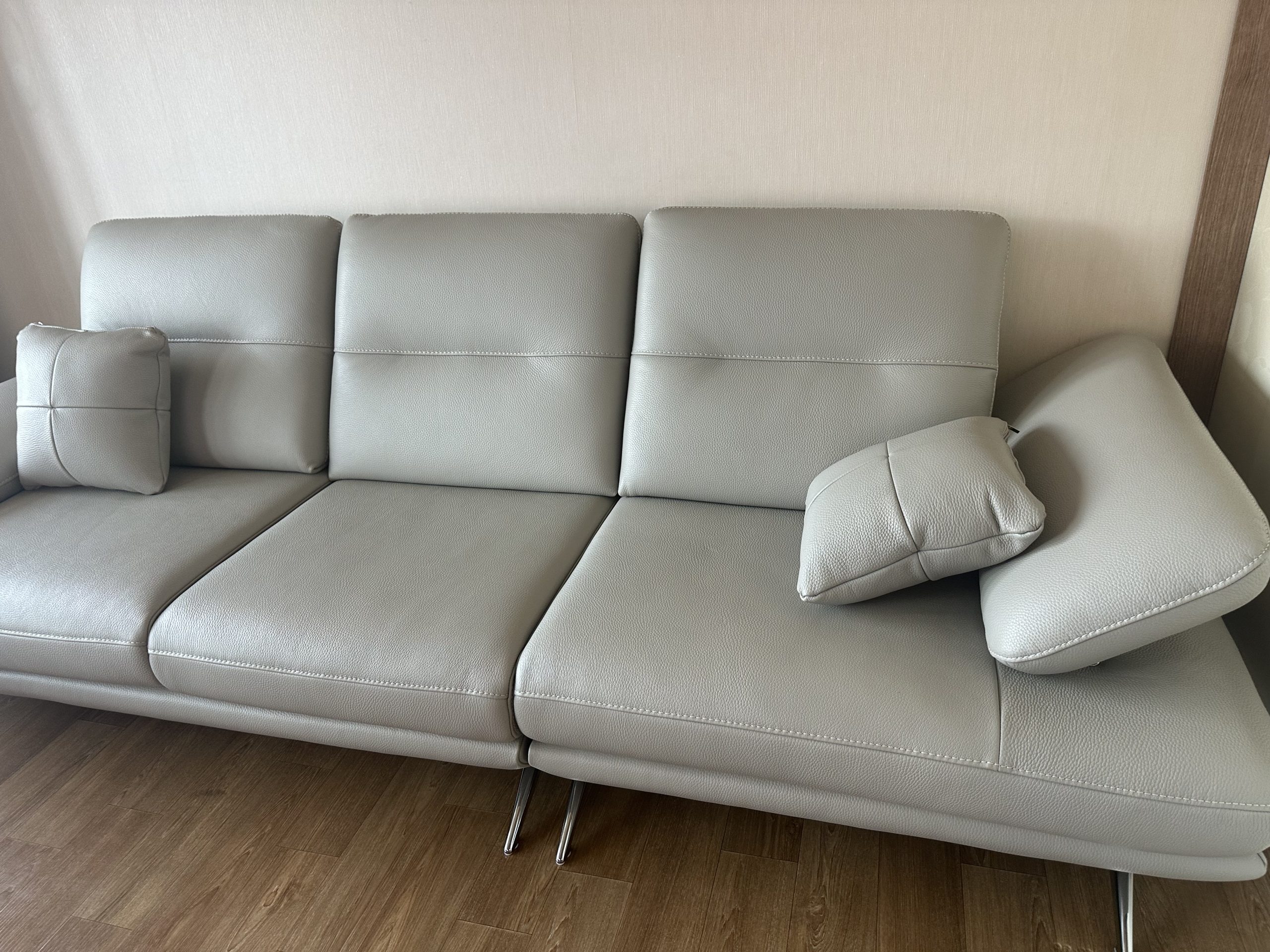 Sofa LUXREST – Sofa Da Dáng Văng Nghỉ Ngơi Êm Ái Cho Không Gian Sống Hiện Đại 