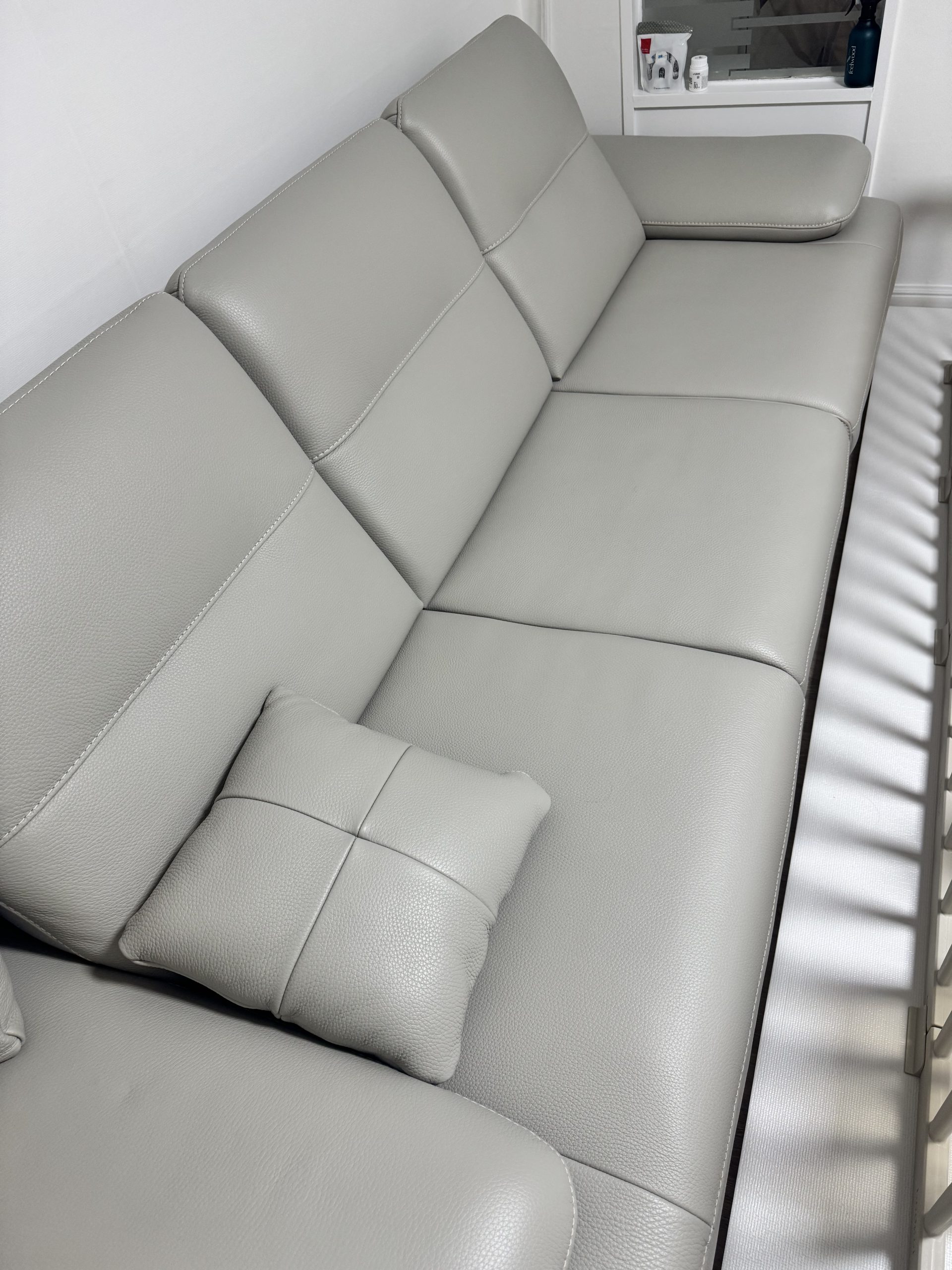 Sofa LUXREST – Sofa Da Dáng Văng Nghỉ Ngơi Êm Ái Cho Không Gian Sống Hiện Đại 