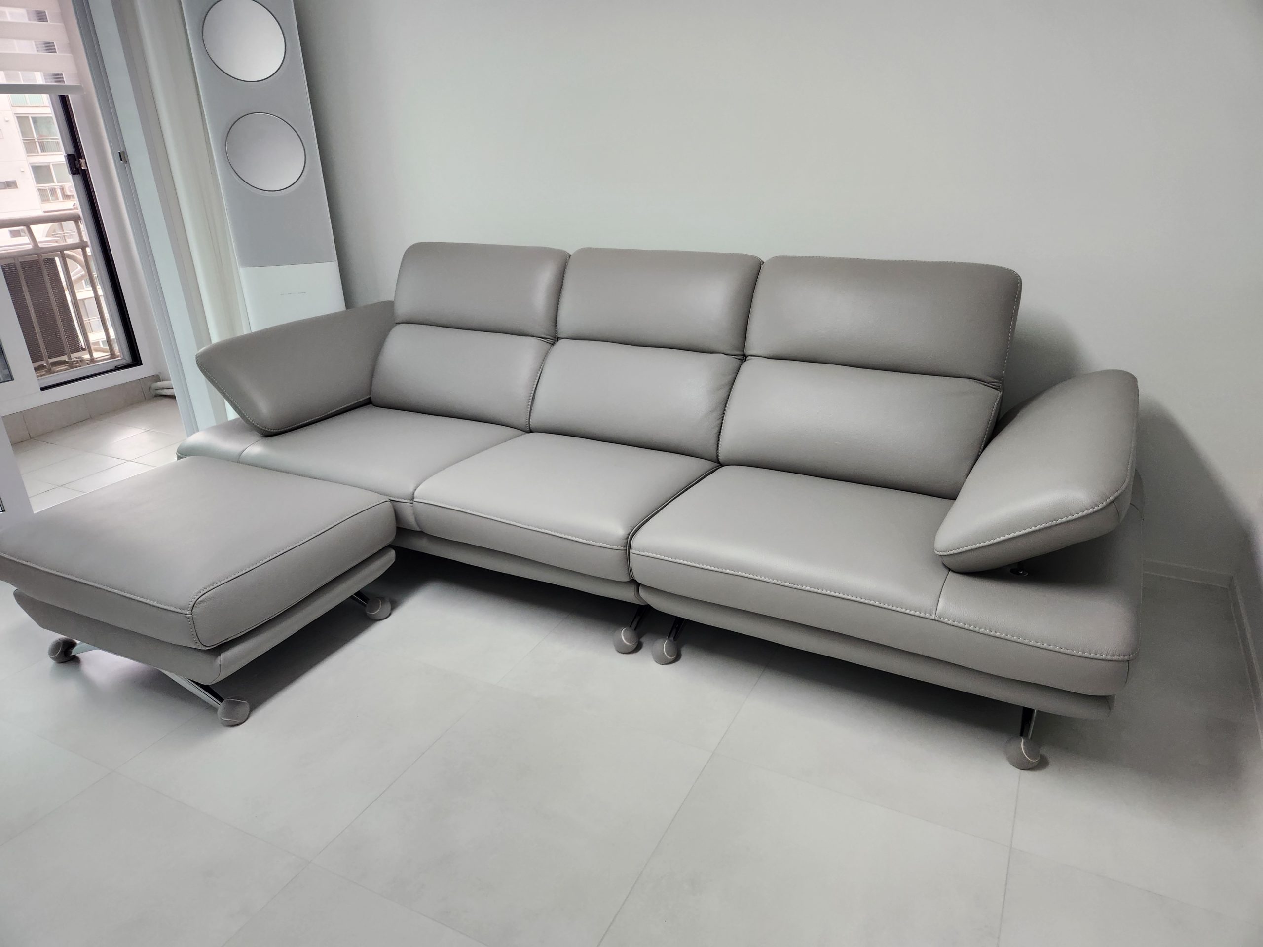 Sofa LUXREST – Sofa Da Dáng Văng Nghỉ Ngơi Êm Ái Cho Không Gian Sống Hiện Đại 