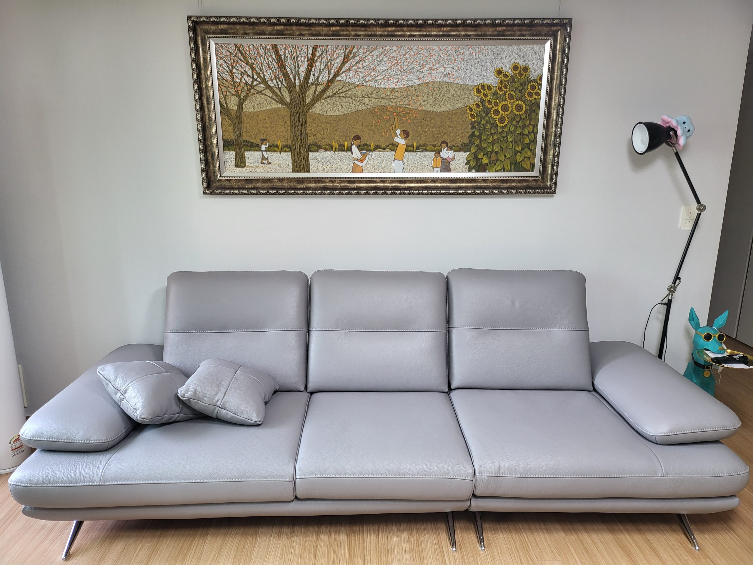 Sofa LUXREST – Sofa Da Dáng Văng Nghỉ Ngơi Êm Ái Cho Không Gian Sống Hiện Đại 