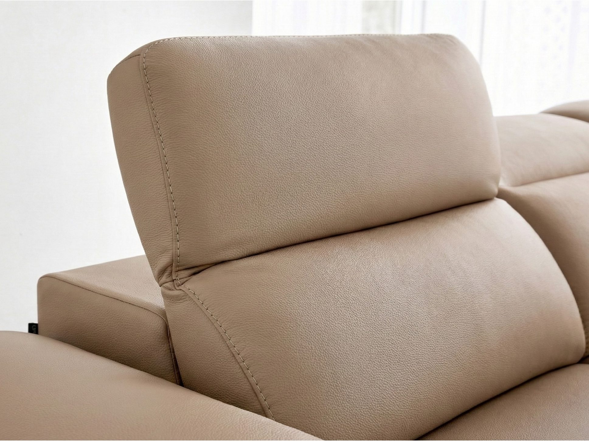 Sofa LUXREST – Sofa Da Dáng Văng Nghỉ Ngơi Êm Ái Cho Không Gian Sống Hiện Đại