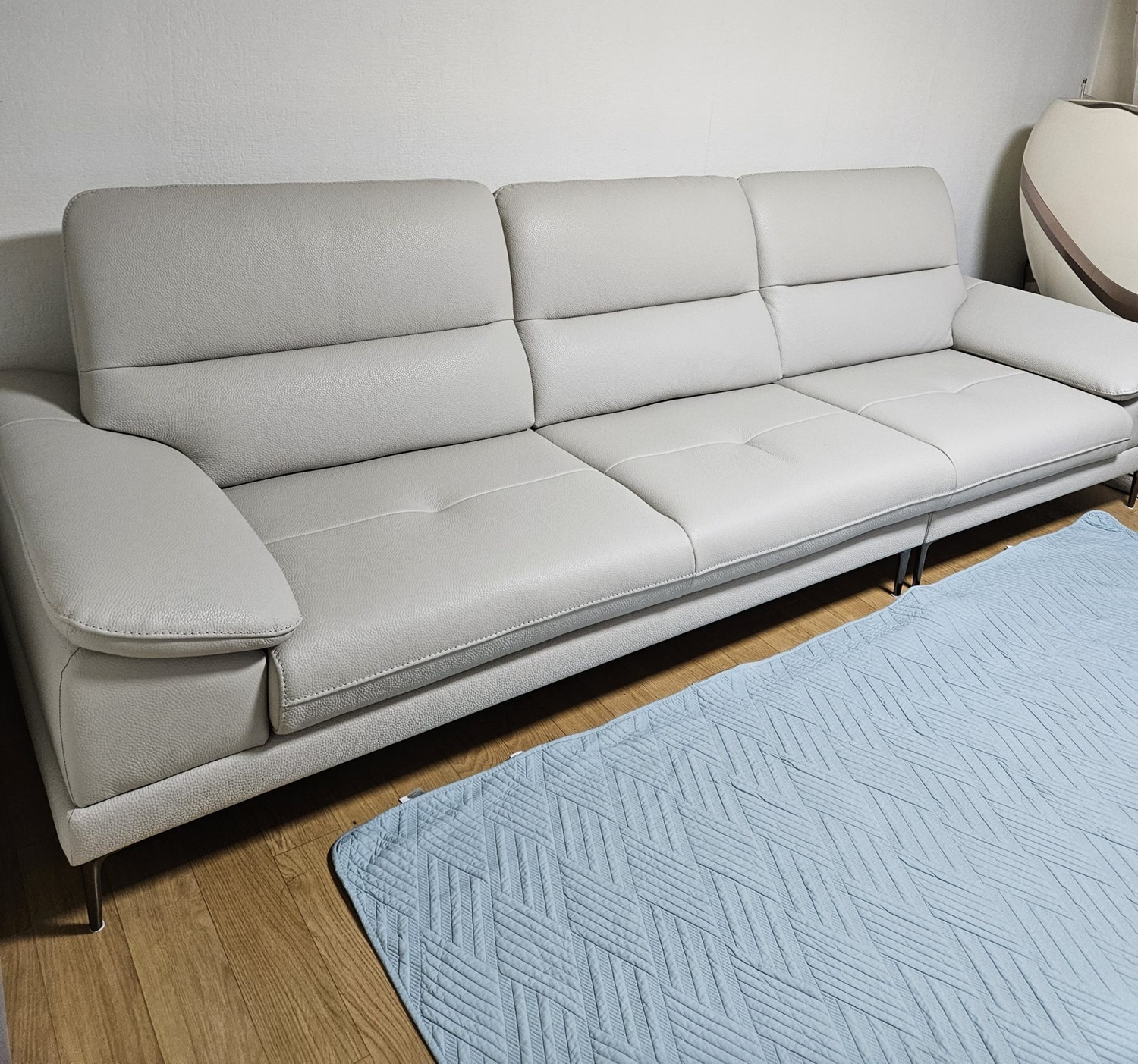 Sofa MODESTO – Sofa Da Dáng Băng Cao Cấp 4 Chỗ Tạy Vịn DayBed 