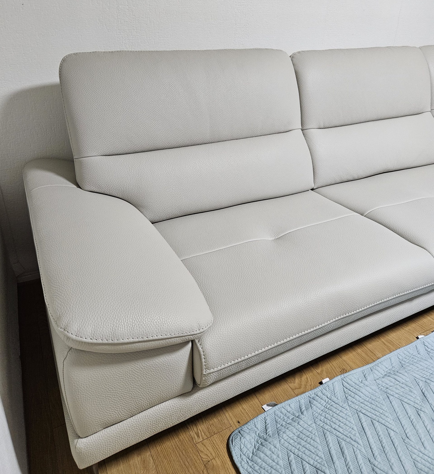 Sofa MODESTO – Sofa Da Dáng Băng Cao Cấp 4 Chỗ Tạy Vịn DayBed 
