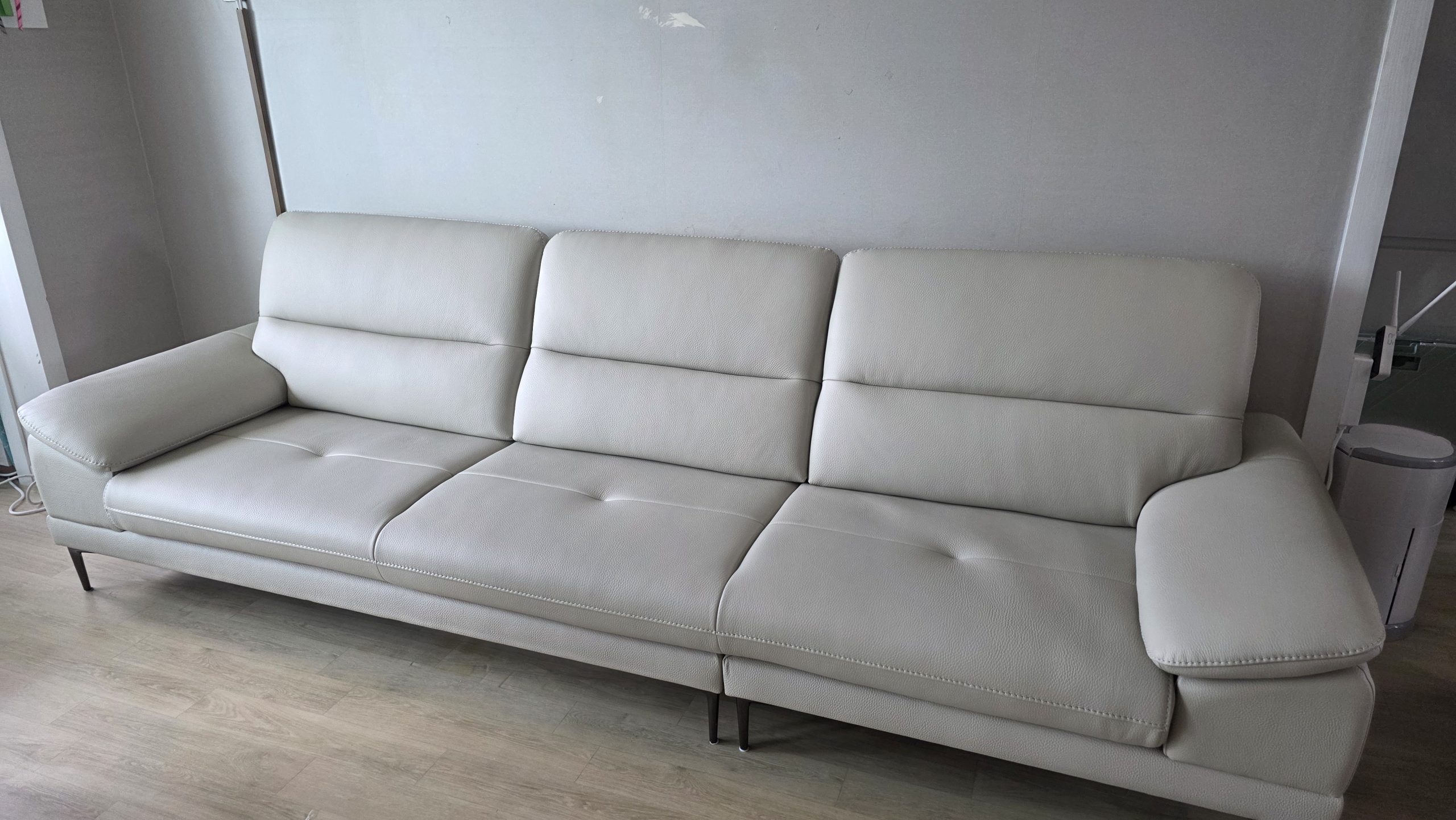 Sofa MODESTO – Sofa Da Dáng Băng Cao Cấp 4 Chỗ Tạy Vịn DayBed 