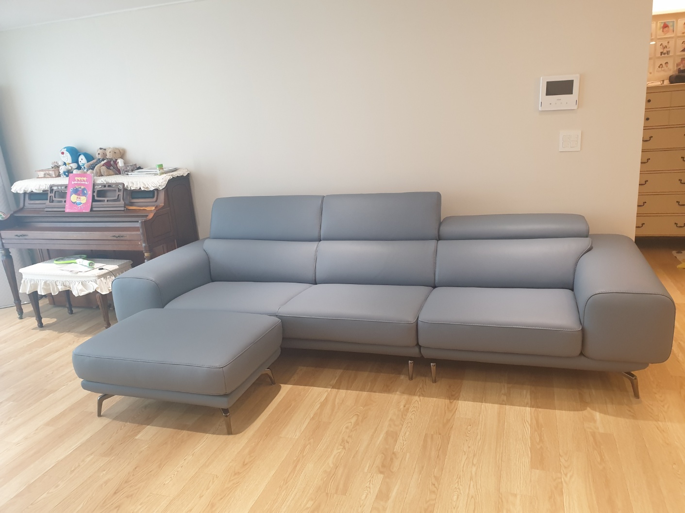 Sofa MELLARO - Sofa Da Dáng Băng 3 Chỗ Tựa Đầu Thông Minh Sang Trọng