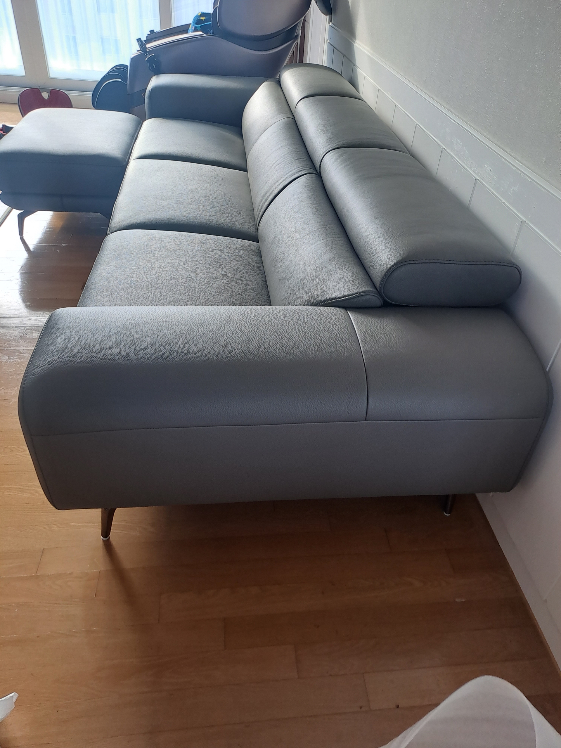 Sofa MELLARO - Sofa Da Dáng Băng 3 Chỗ Tựa Đầu Thông Minh Sang Trọng