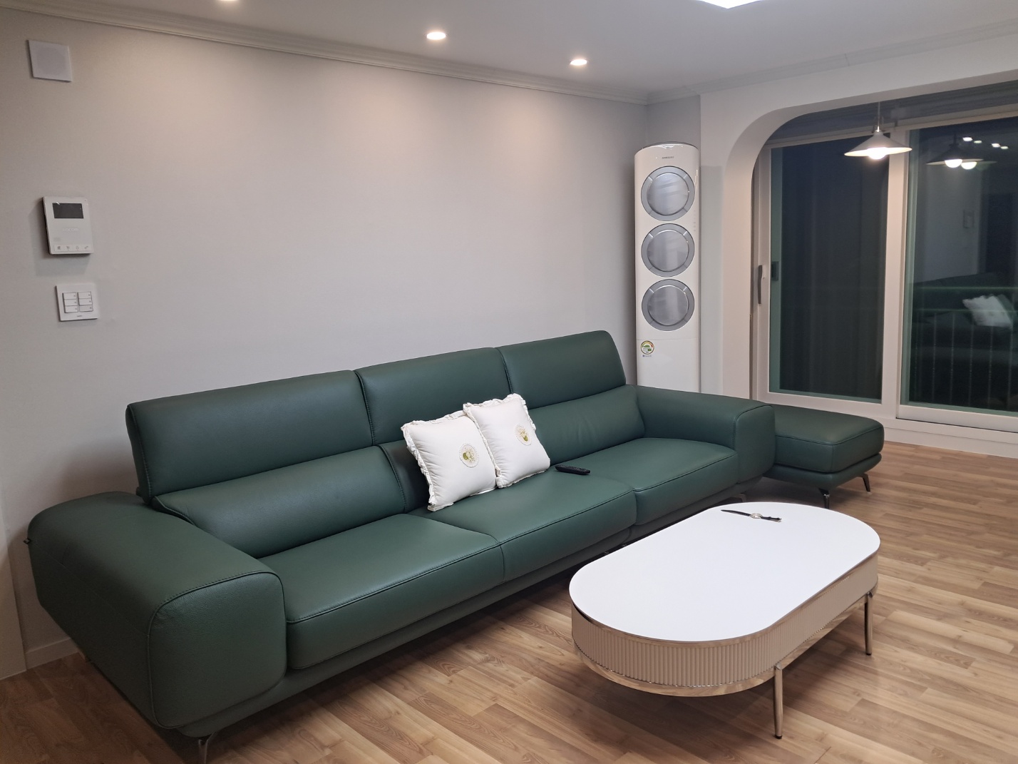 Sofa MELLARO - Sofa Da Dáng Băng 3 Chỗ Tựa Đầu Thông Minh Sang Trọng