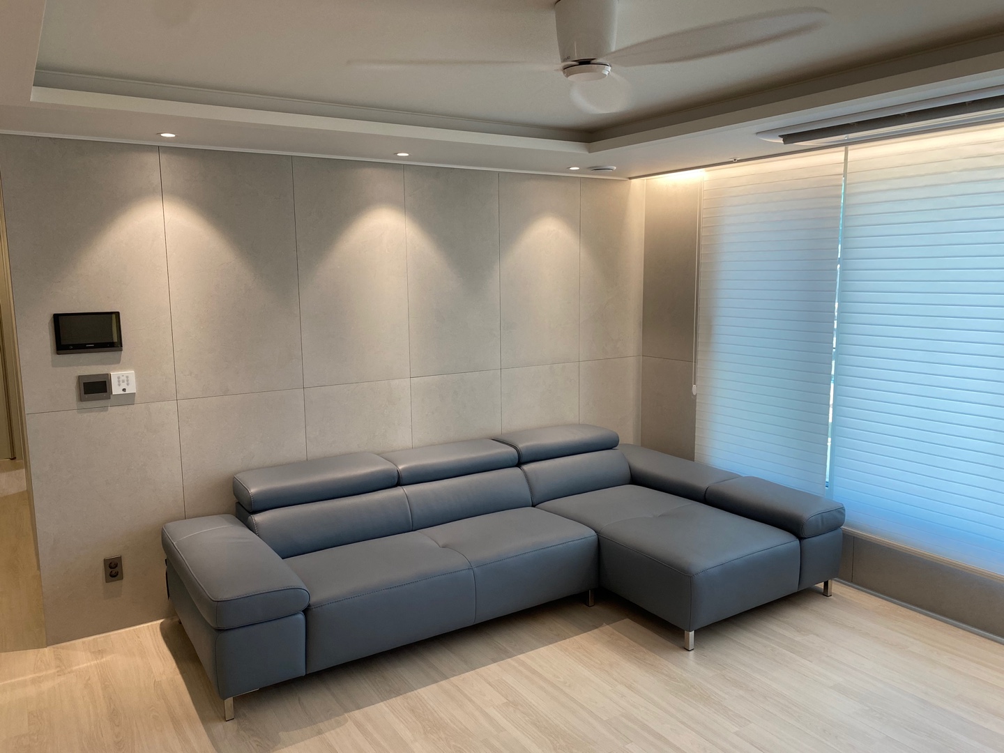 Sofa MORGAN - Sofa Da Lệch Góc Có Tựa Đầu Thông Minh Tuỳ Chỉnh