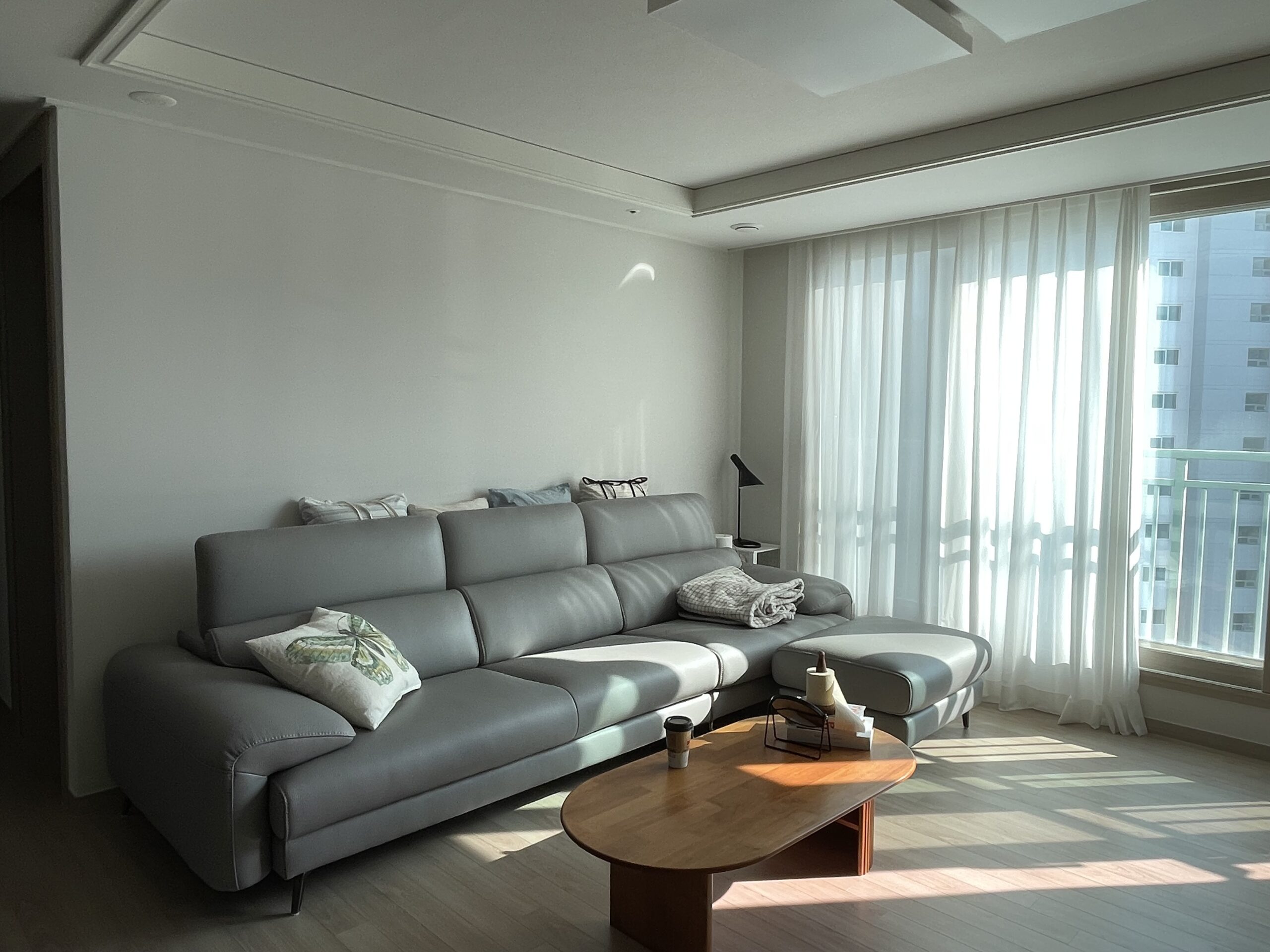 Sofa MORRA – Sofa Da Dáng Góc Hiện Đại Với Tựa Đầu Chức Năng Thư Giãn