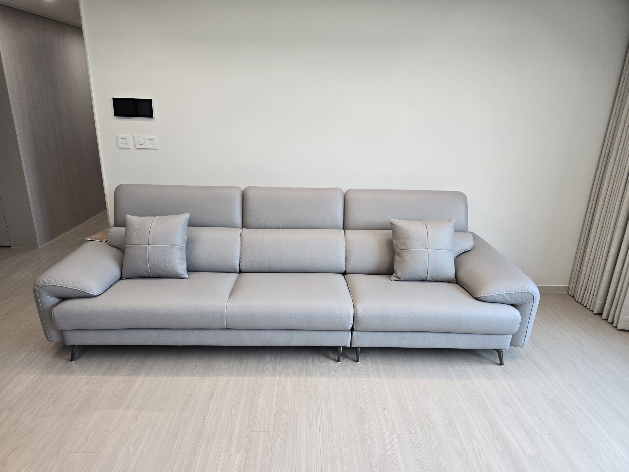 Sofa MORRA – Sofa Da Dáng Góc Hiện Đại Với Tựa Đầu Chức Năng Thư Giãn