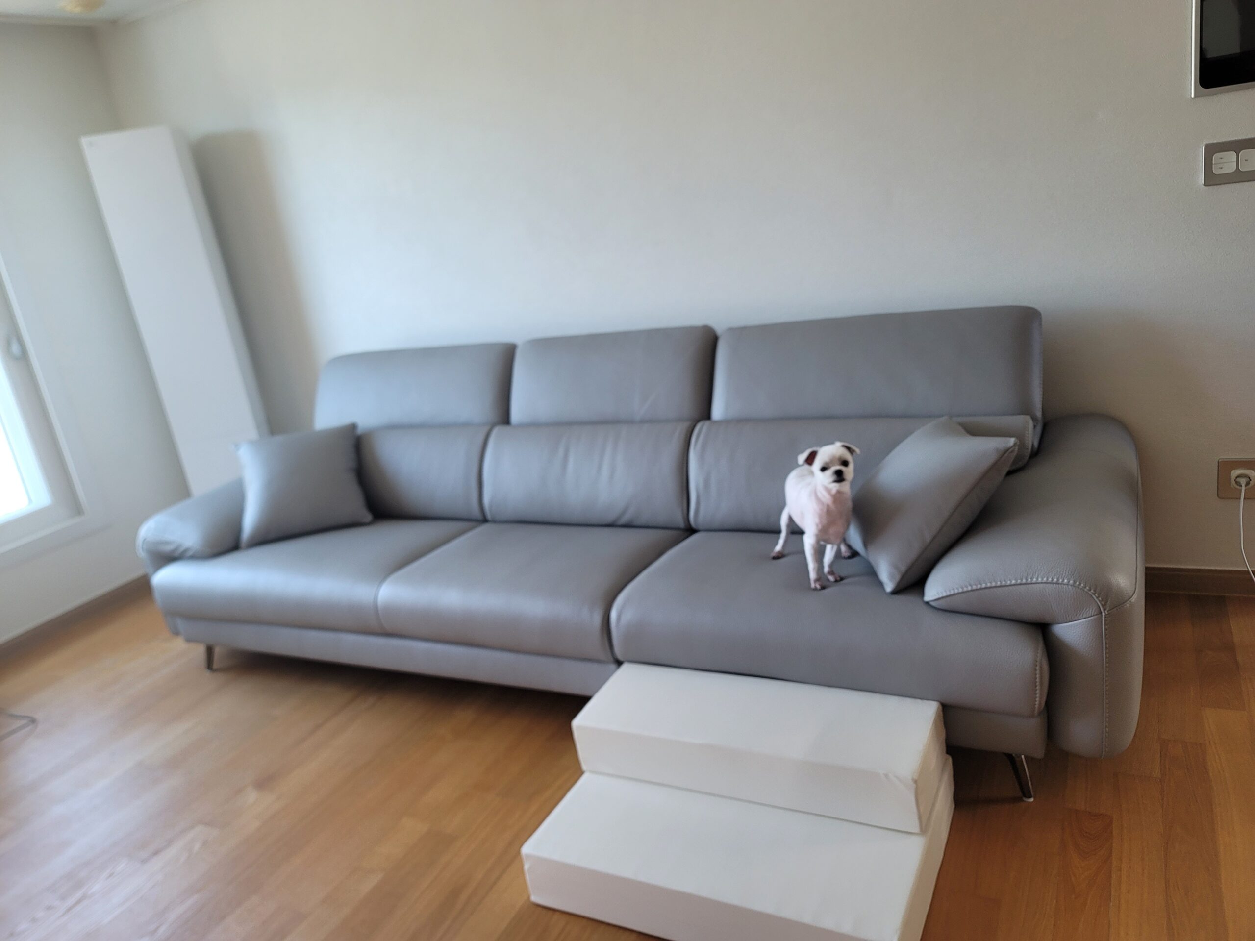 Sofa MORRA – Sofa Da Dáng Góc Hiện Đại Với Tựa Đầu Chức Năng Thư Giãn