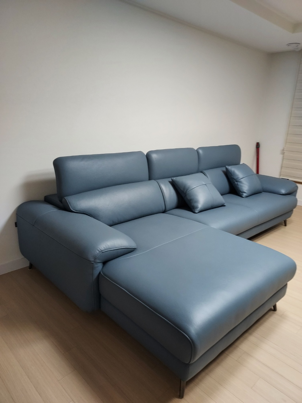Sofa MORRA – Sofa Da Dáng Góc Hiện Đại Với Tựa Đầu Chức Năng Thư Giãn