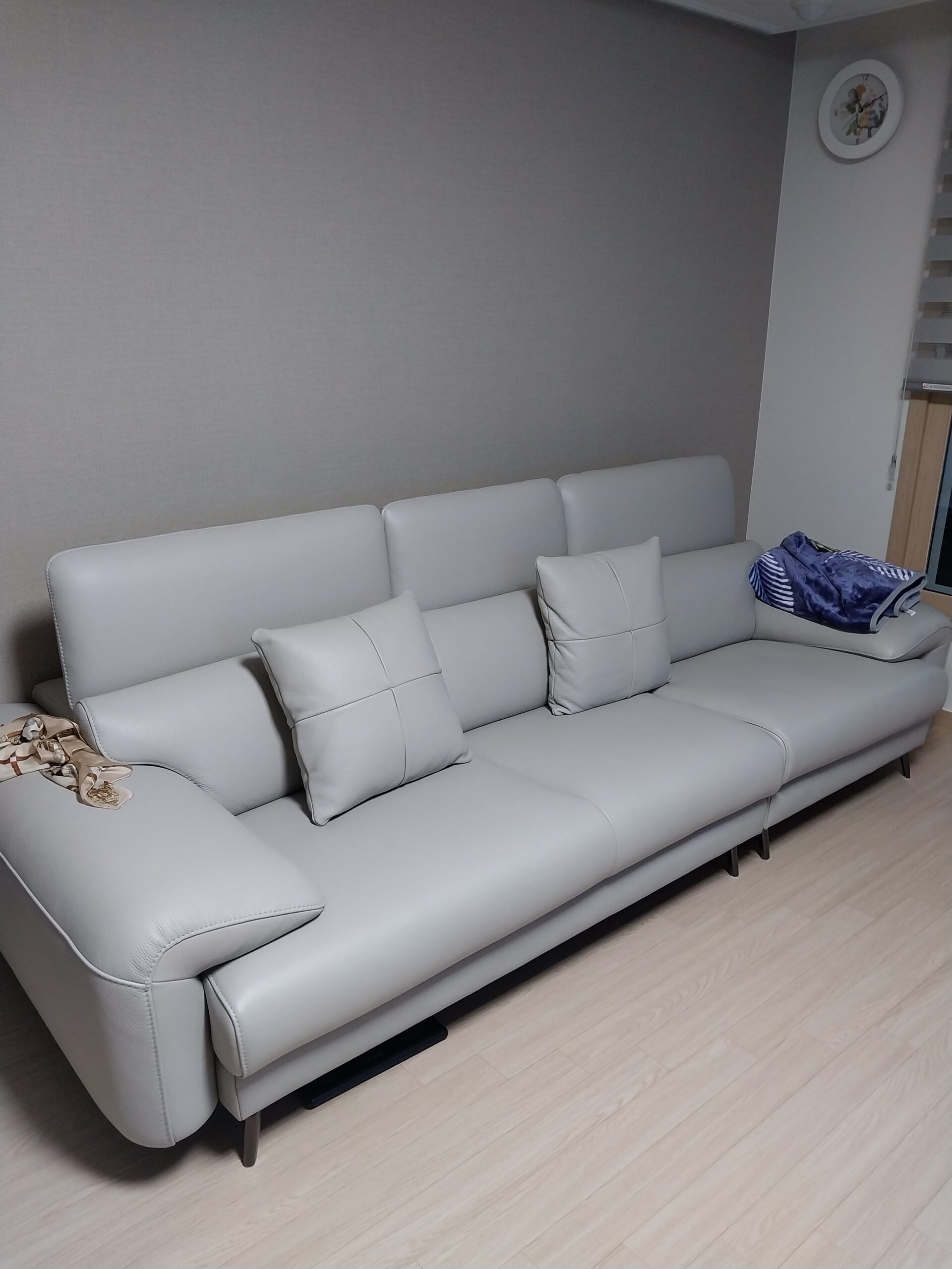 Sofa MORRA – Sofa Da Dáng Góc Hiện Đại Với Tựa Đầu Chức Năng Thư Giãn