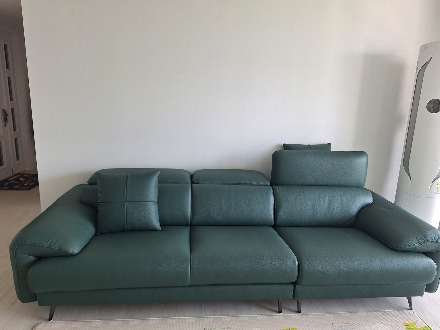 Sofa MORRA – Sofa Da Dáng Góc Hiện Đại Với Tựa Đầu Chức Năng Thư Giãn