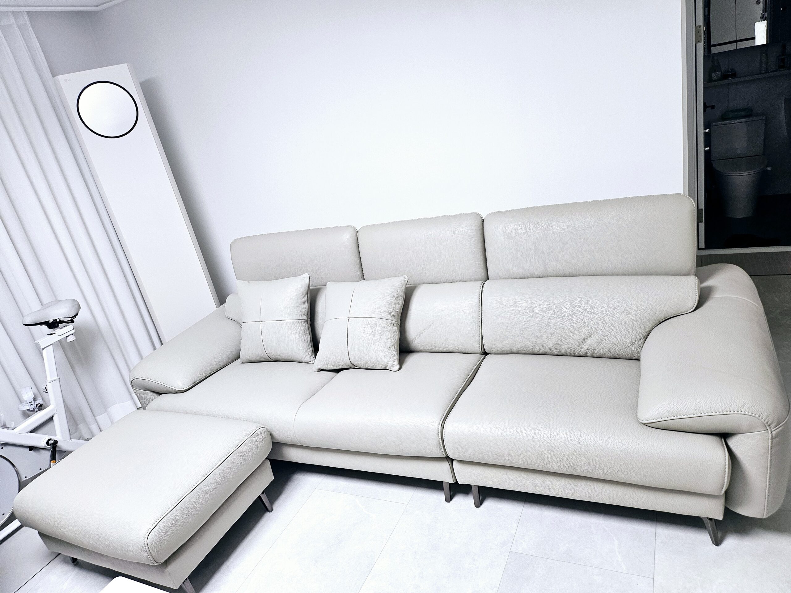 Sofa MORRA – Sofa Da Dáng Góc Hiện Đại Với Tựa Đầu Chức Năng Thư Giãn