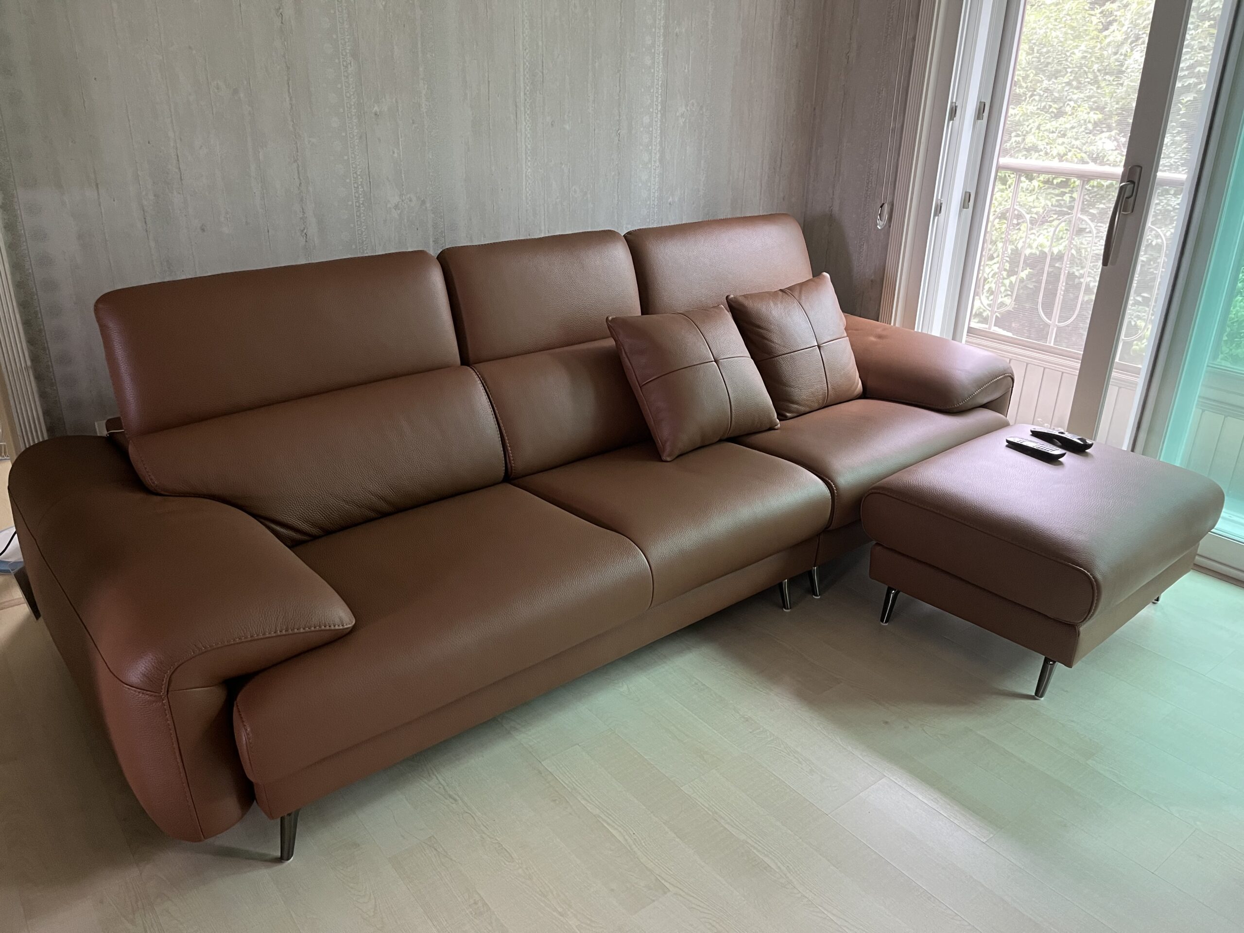 Sofa MORRA – Sofa Da Dáng Góc Hiện Đại Với Tựa Đầu Chức Năng Thư Giãn