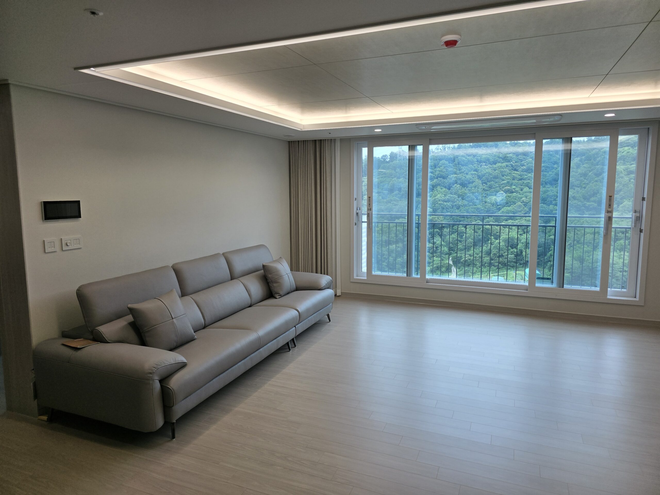 Sofa MORRA – Sofa Da Dáng Góc Hiện Đại Với Tựa Đầu Chức Năng Thư Giãn