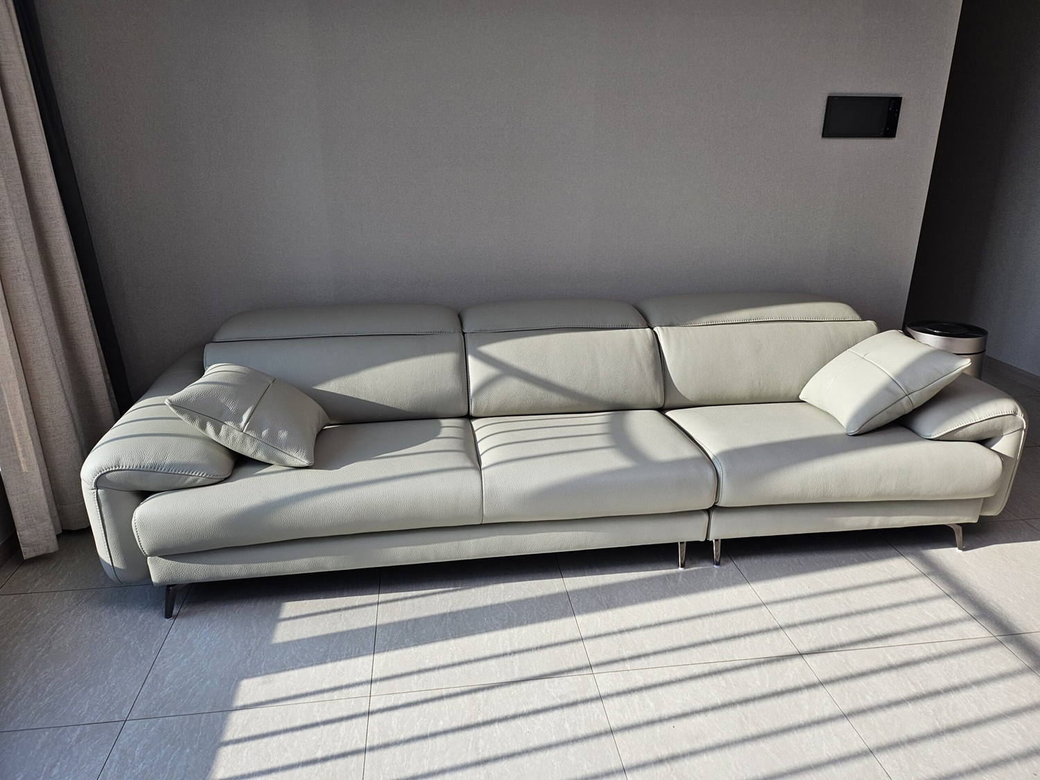 Sofa MORRA – Sofa Da Dáng Góc Hiện Đại Với Tựa Đầu Chức Năng Thư Giãn