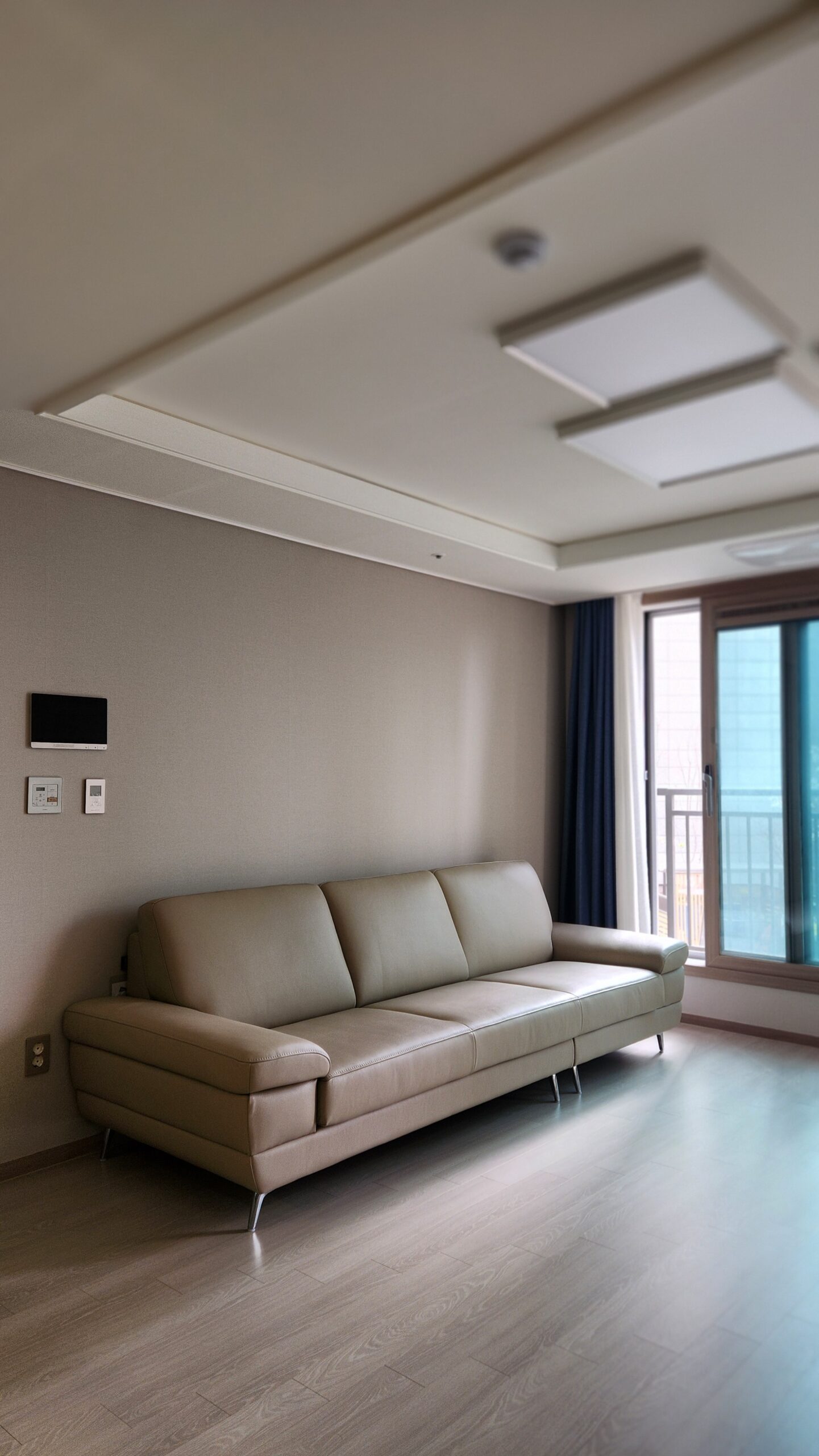 Sofa NOUVELLE – Sofa Băng 3.5 Chỗ Hiện Đại Bọc Da Sang Trọng 