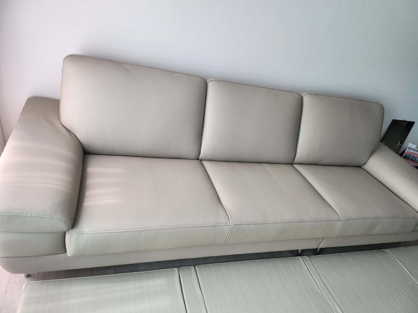 Sofa NOUVELLE – Sofa Băng 3.5 Chỗ Hiện Đại Bọc Da Sang Trọng 