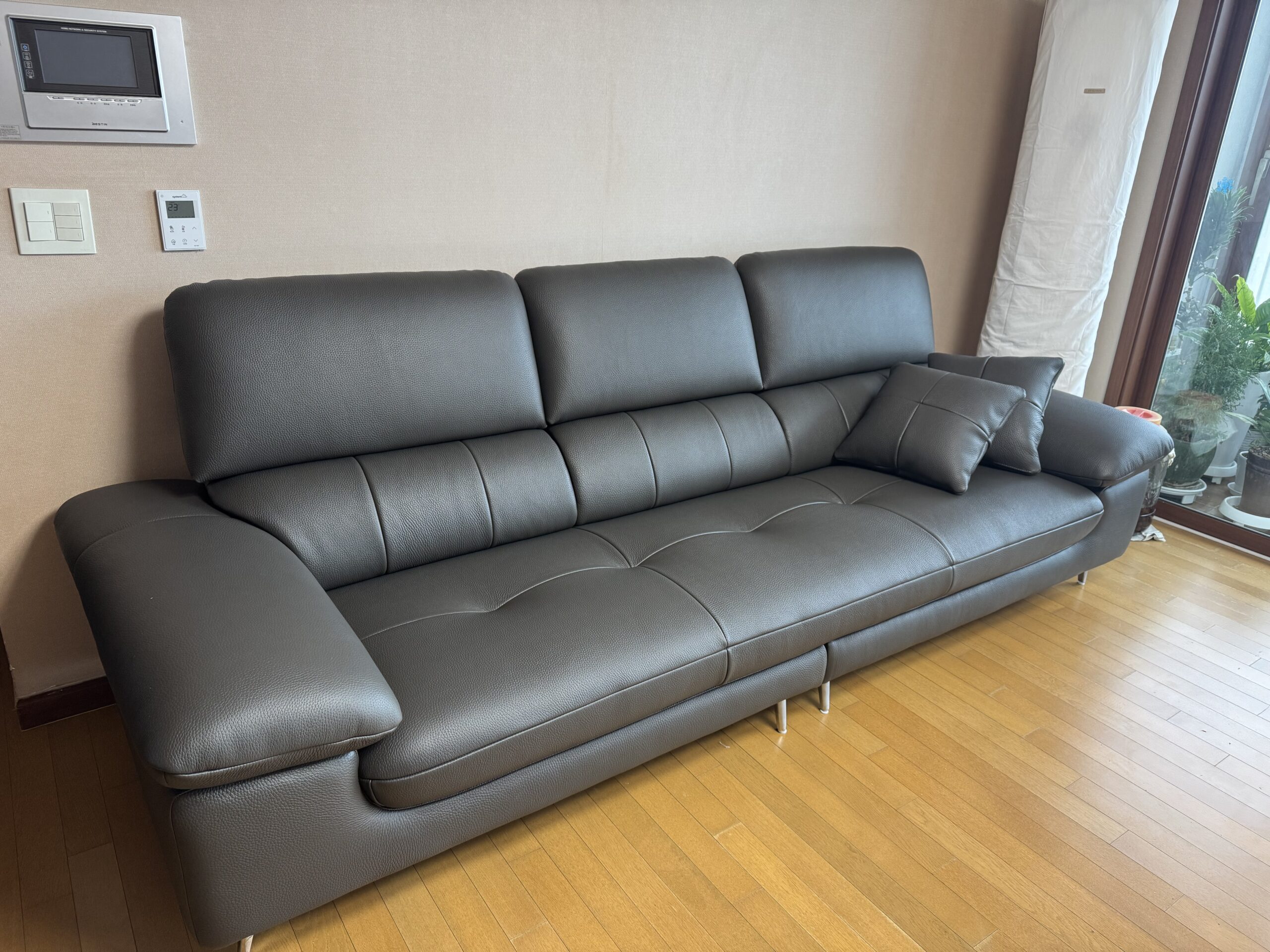 Sofa RELIA – Sofa Da Hiện Đại Dáng Băng Thiết Kế Nghỉ Ngơi Thư Thái