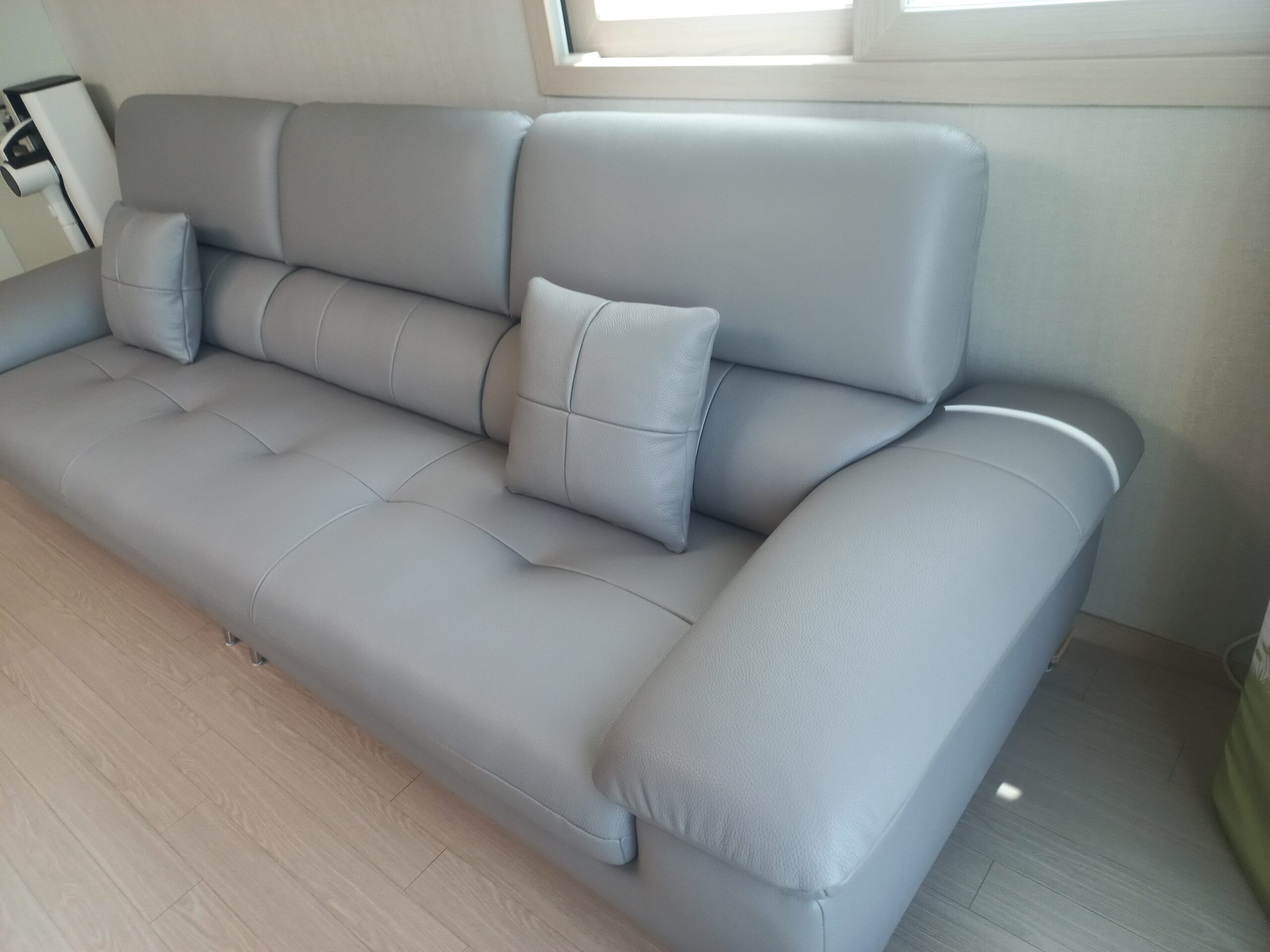 Sofa RELIA – Sofa Da Hiện Đại Dáng Băng Thiết Kế Nghỉ Ngơi Thư Thái