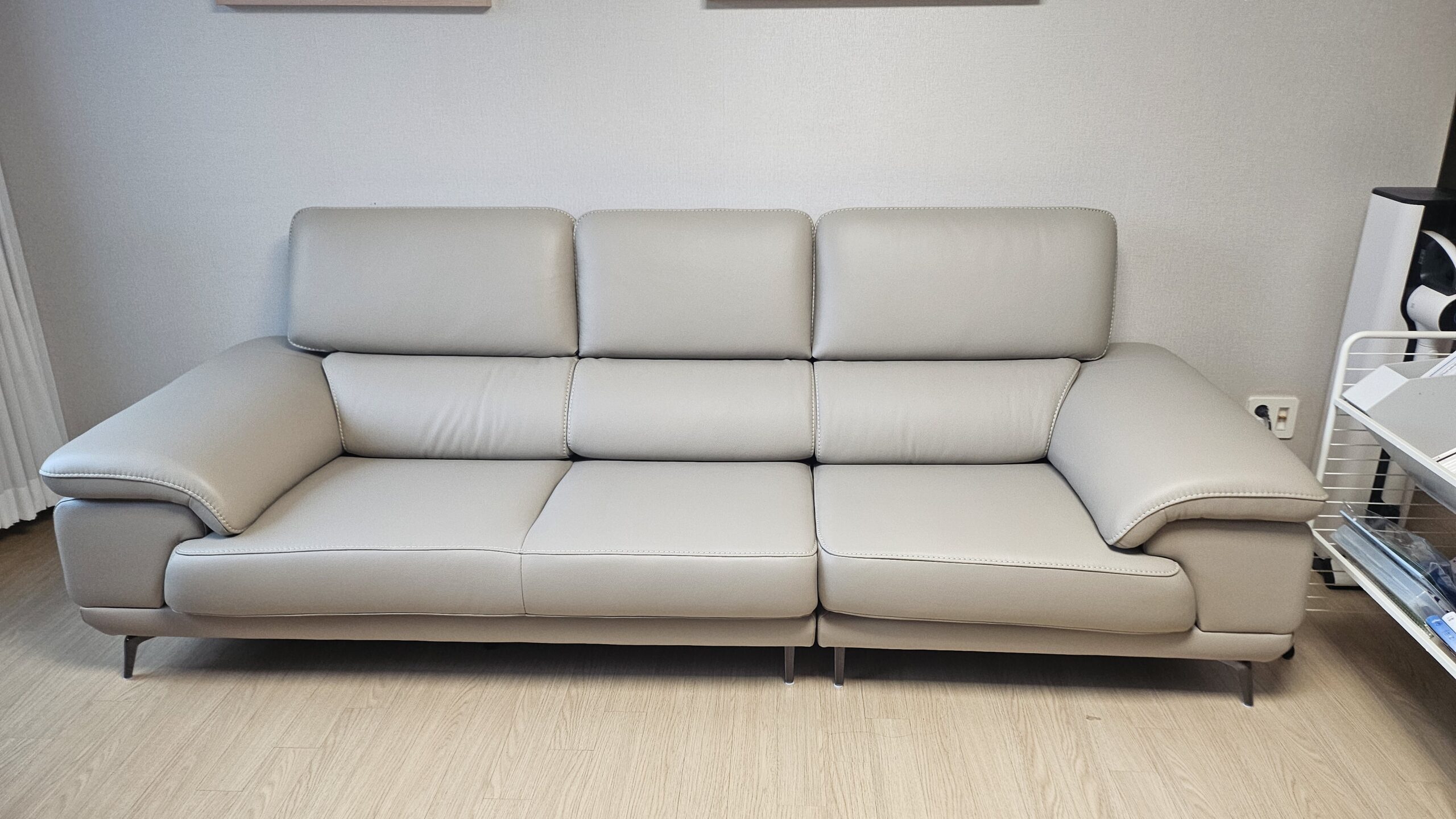 Sofa ROWAN – Sofa Phòng Khách Hiện Đại Bọc Da Với Đầu Thông Minh