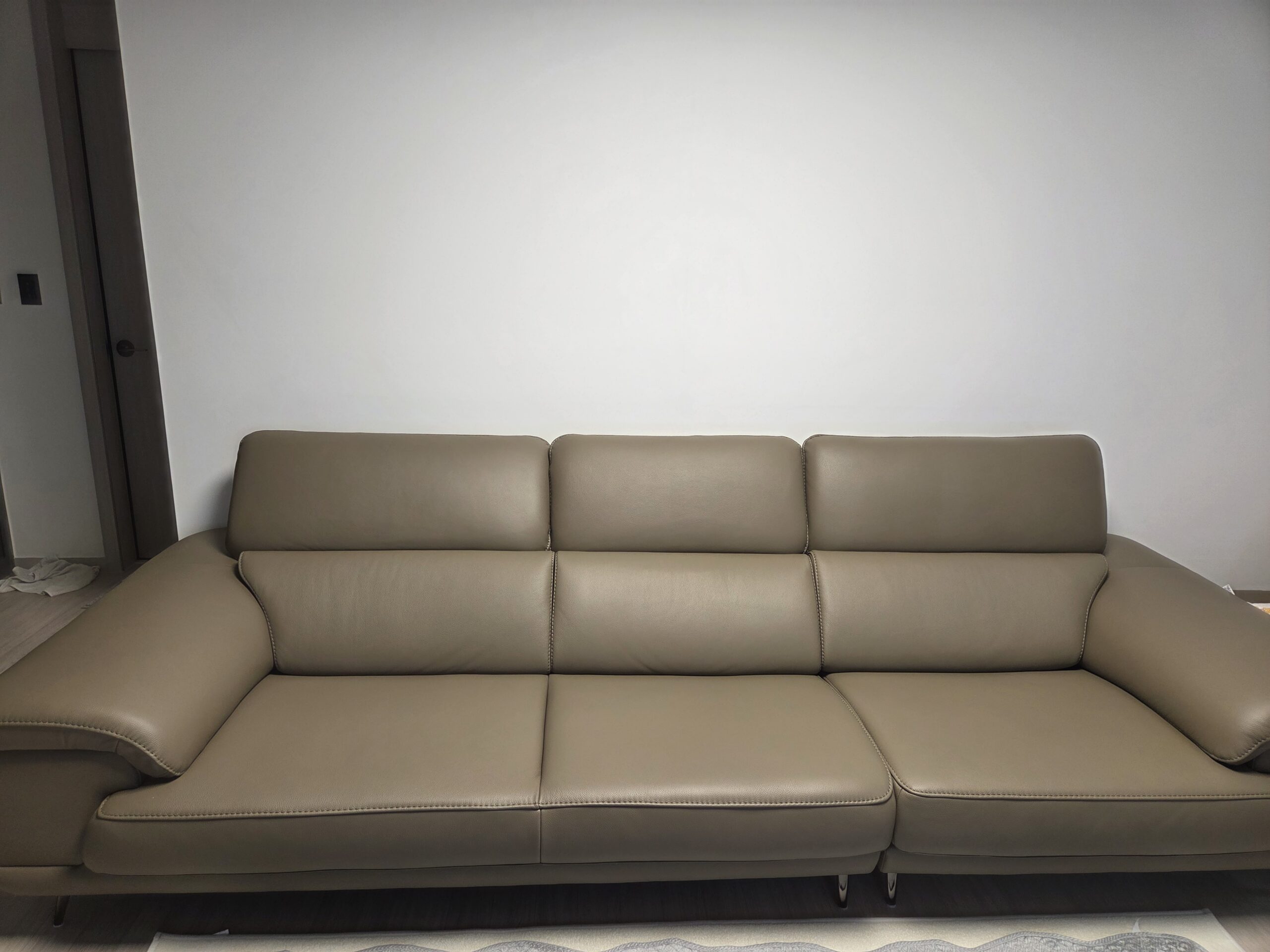 Sofa ROWAN – Sofa Phòng Khách Hiện Đại Bọc Da Với Đầu Thông Minh