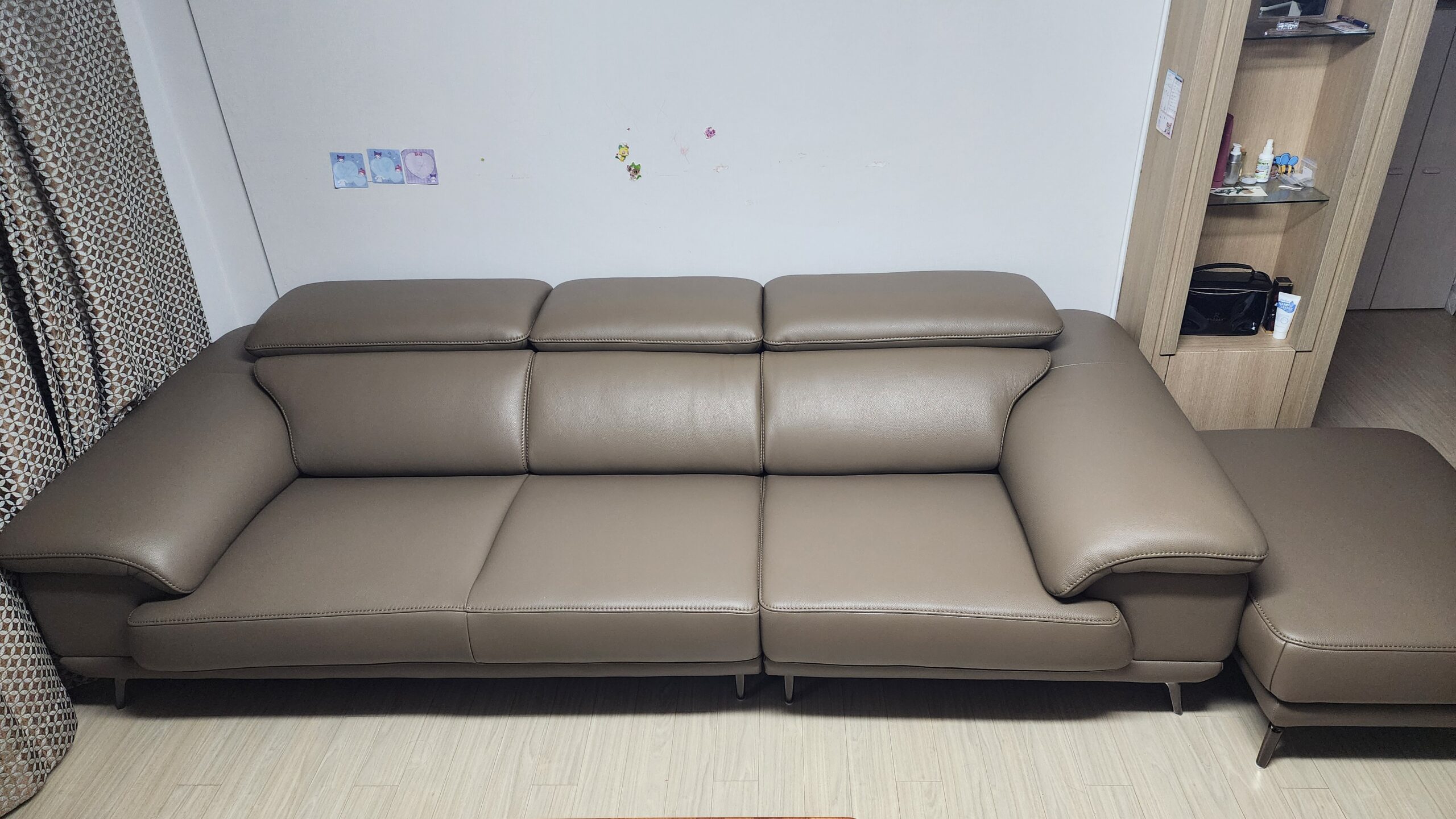 Sofa ROWAN – Sofa Phòng Khách Hiện Đại Bọc Da Với Đầu Thông Minh