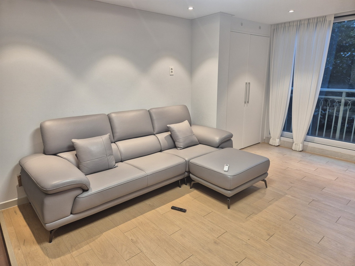 Sofa ROWAN – Sofa Phòng Khách Hiện Đại Bọc Da Với Đầu Thông Minh