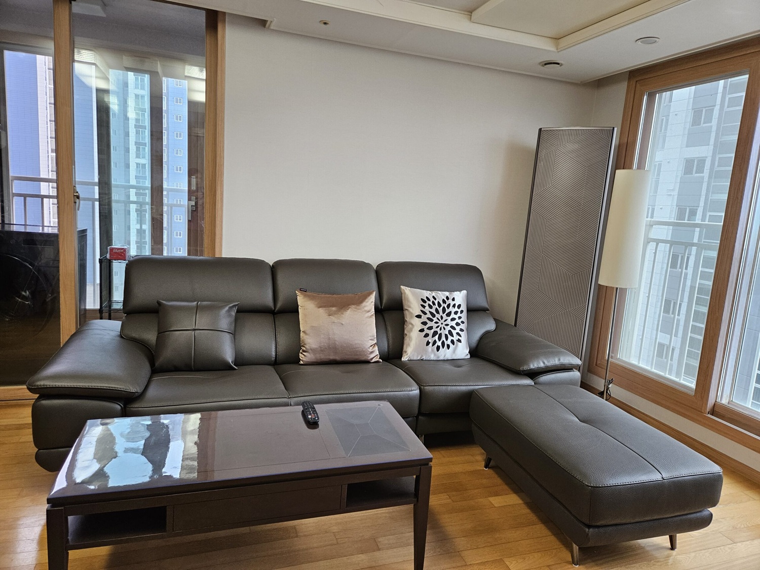 Sofa SILKEN II - Sofa Góc Bọc Da Tinh Tế Cho Không Gian Sống