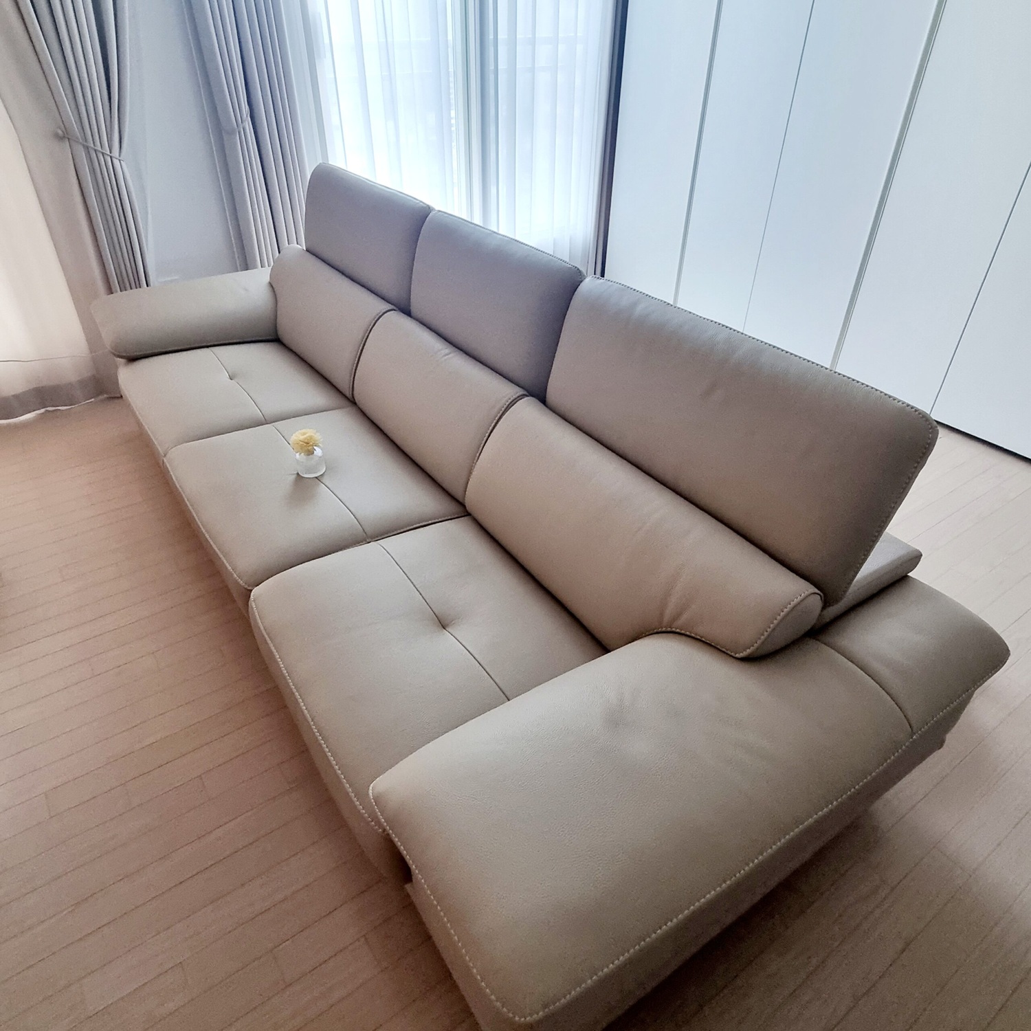 Sofa SILKEN - Sofa Băng Bọc Da Hiện Đại Với Tựa Đầu Thông Minh