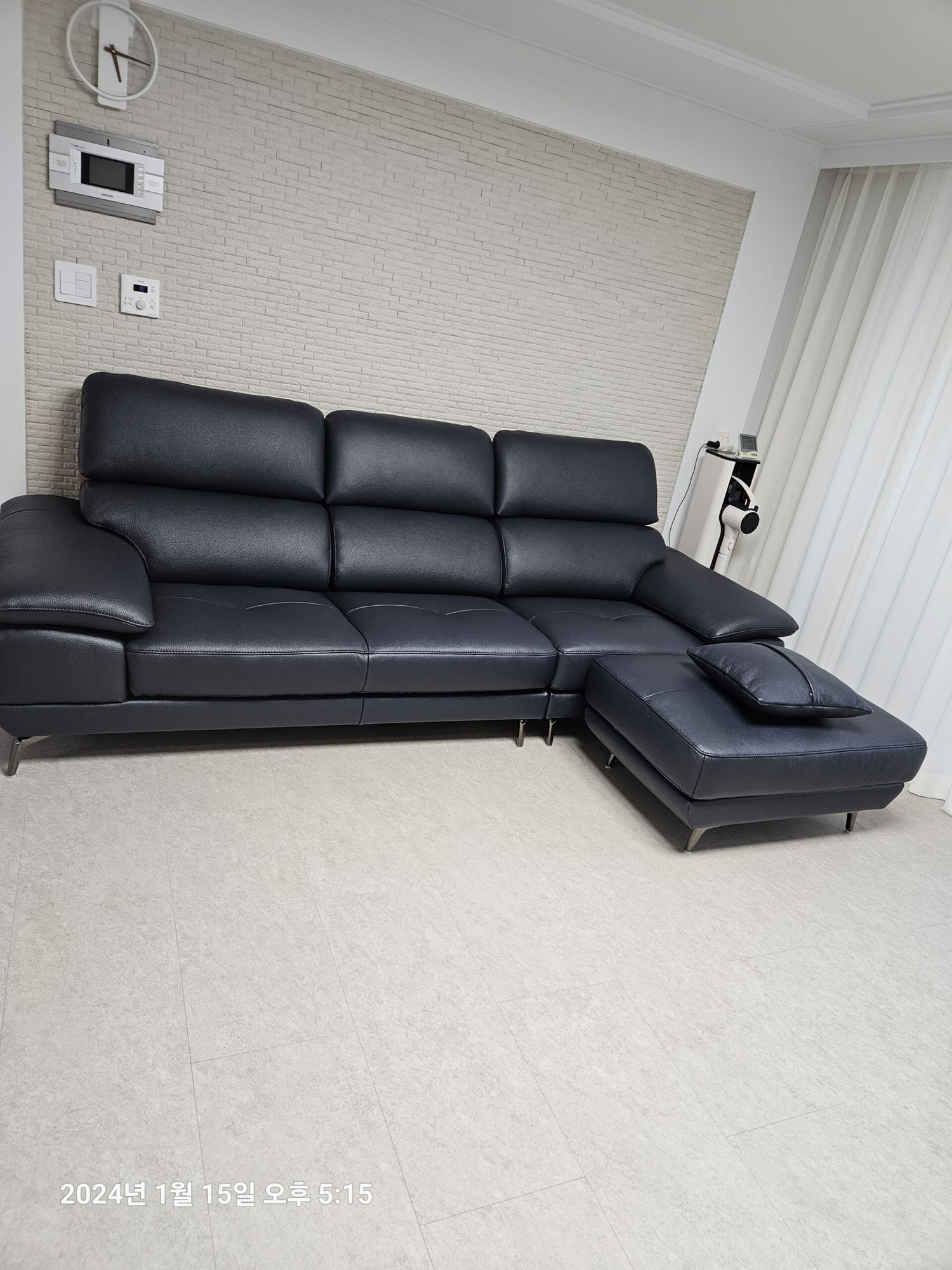 Sofa SILKEN - Sofa Băng Bọc Da Hiện Đại Với Tựa Đầu Thông Minh