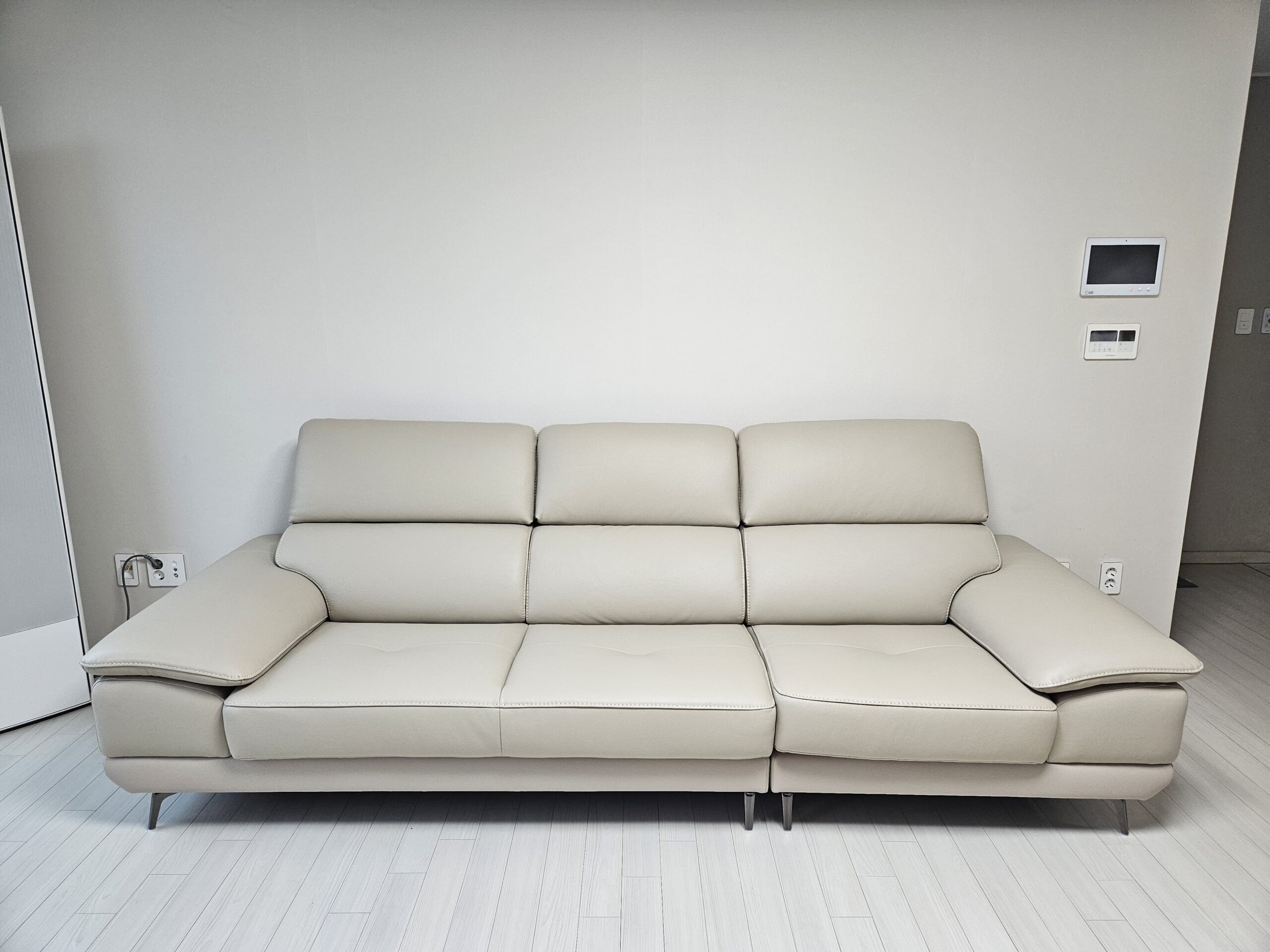 Sofa SILKEN - Sofa Băng Bọc Da Hiện Đại Với Tựa Đầu Thông Minh