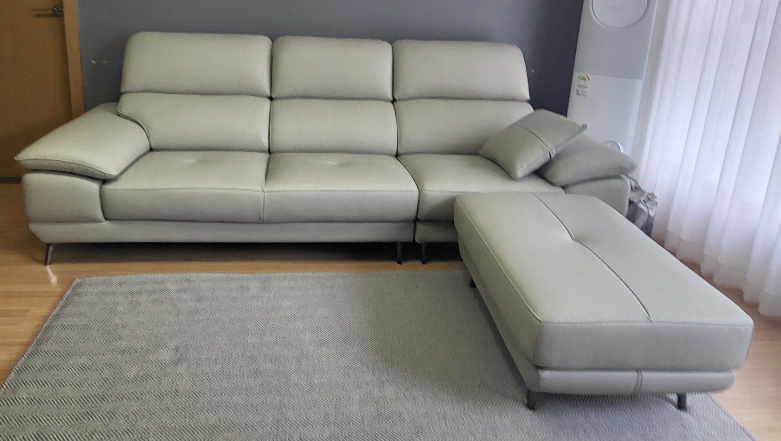 Sofa SILKEN - Sofa Băng Bọc Da Hiện Đại Với Tựa Đầu Thông Minh