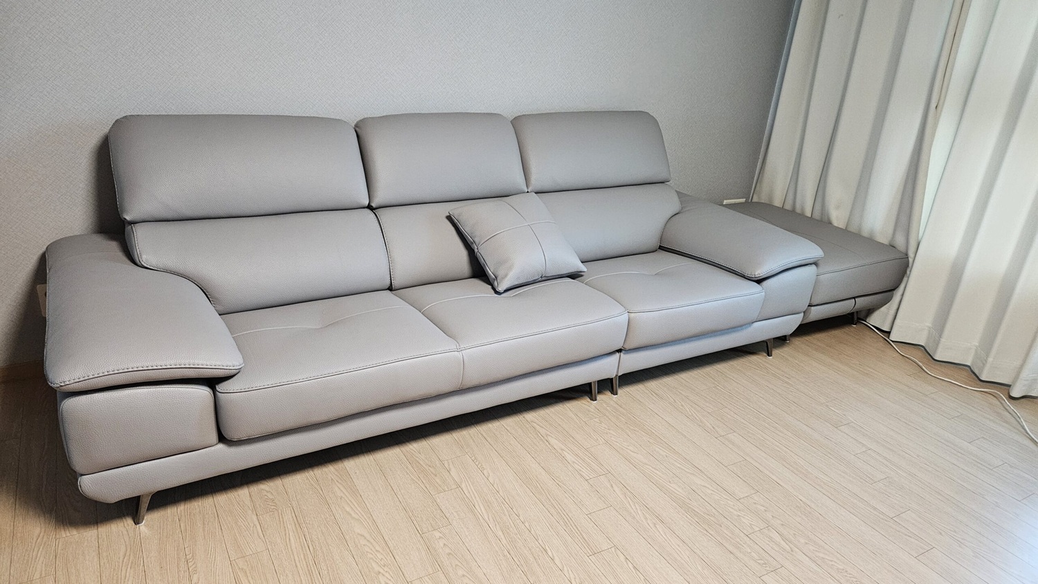 Sofa SILKEN - Sofa Băng Bọc Da Hiện Đại Với Tựa Đầu Thông Minh