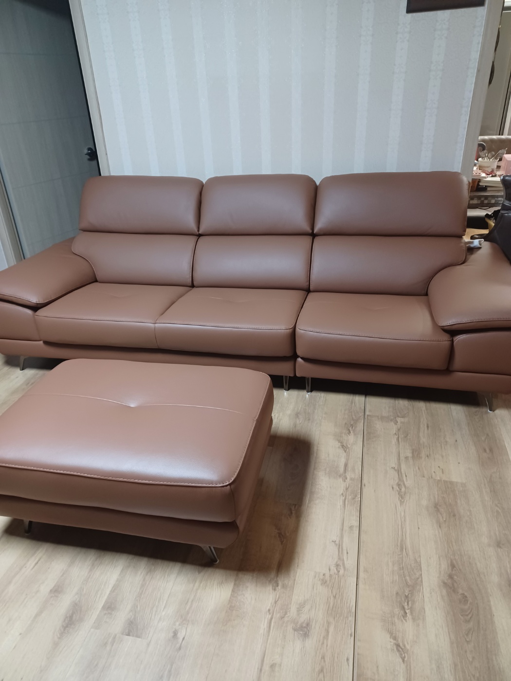 Sofa SILKEN - Sofa Băng Bọc Da Hiện Đại Với Tựa Đầu Thông Minh