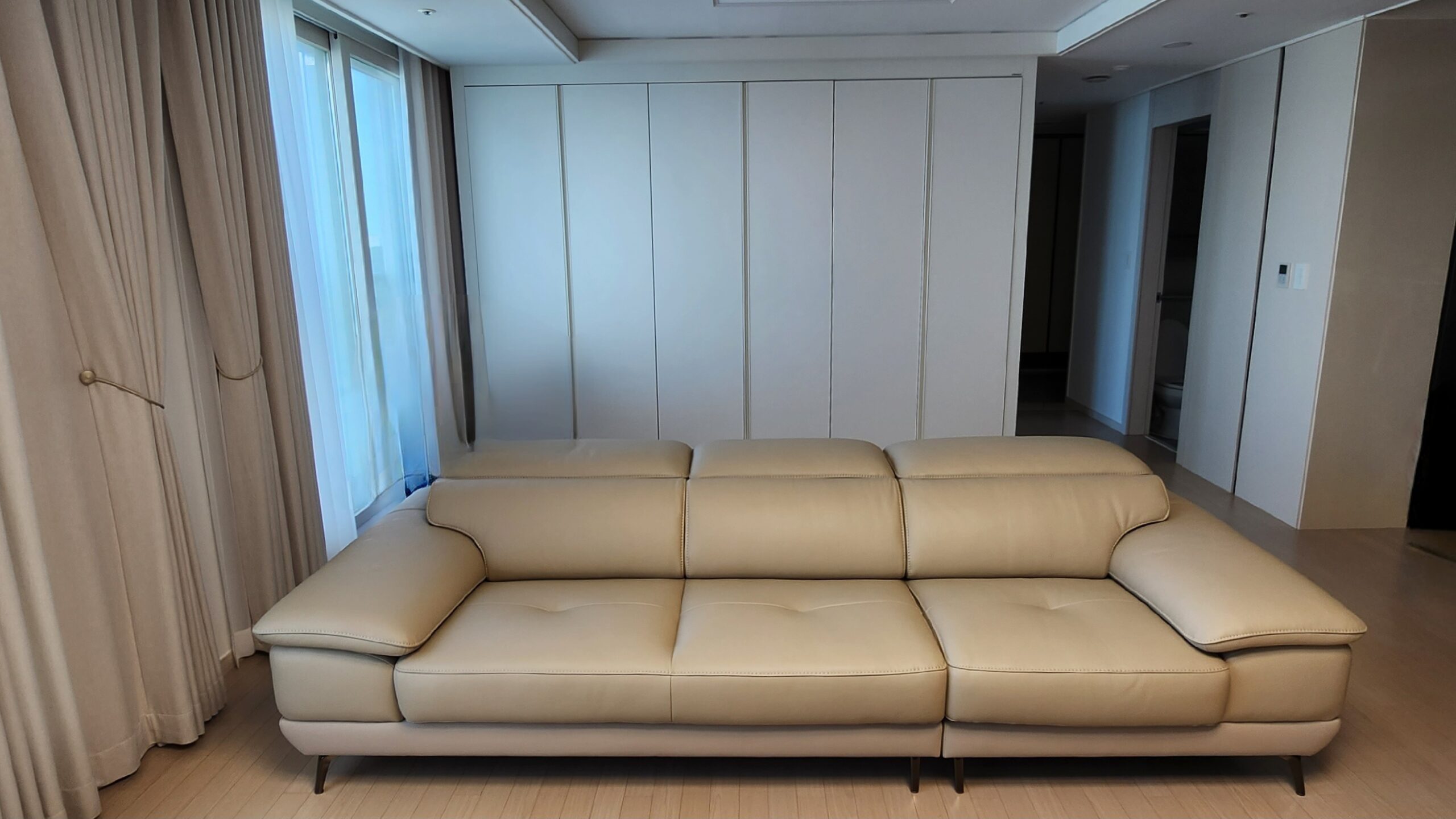 Sofa SILKEN - Sofa Băng Bọc Da Hiện Đại Với Tựa Đầu Thông Minh